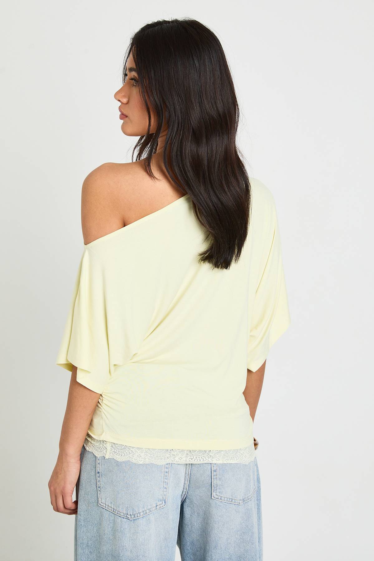 boohoo T-shirt Épaules Dénudées Avec Bordure En Dentelle
