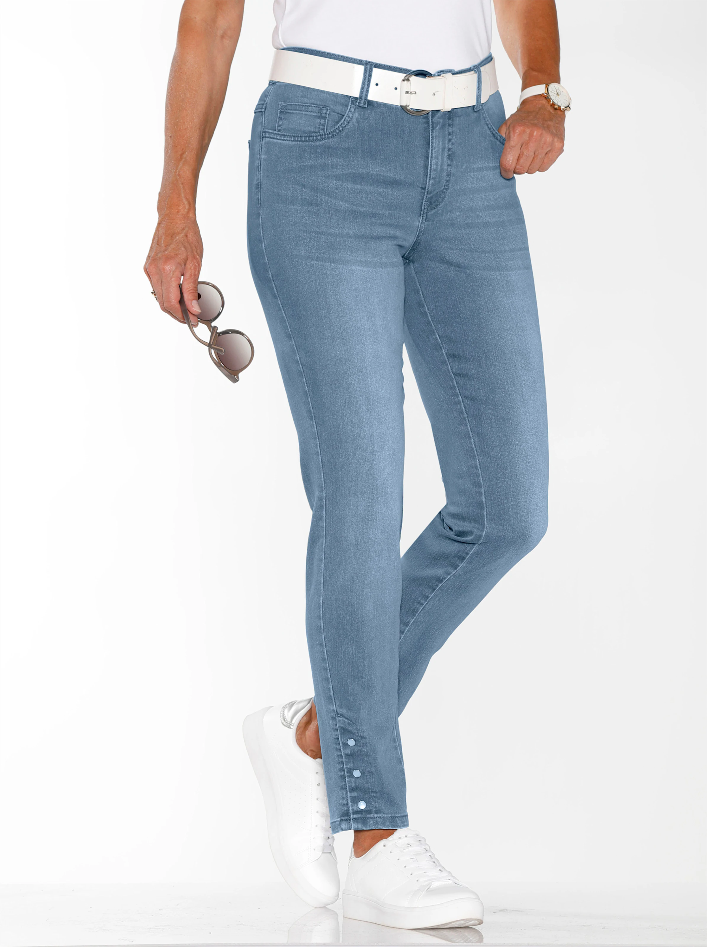 Jeans in blue-bleached