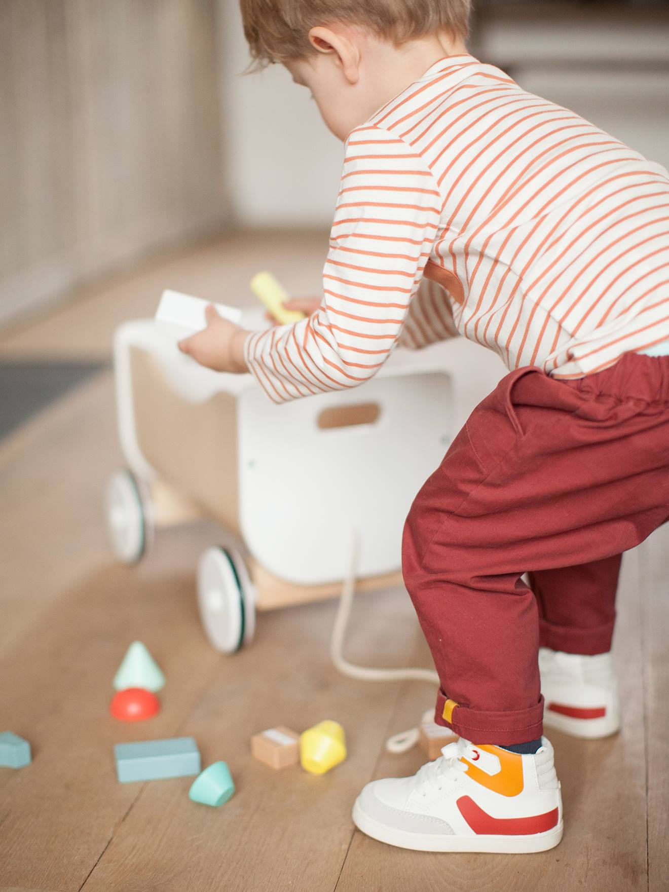 Tênis de cano alto para bebê menino, branco claro liso com estampas.