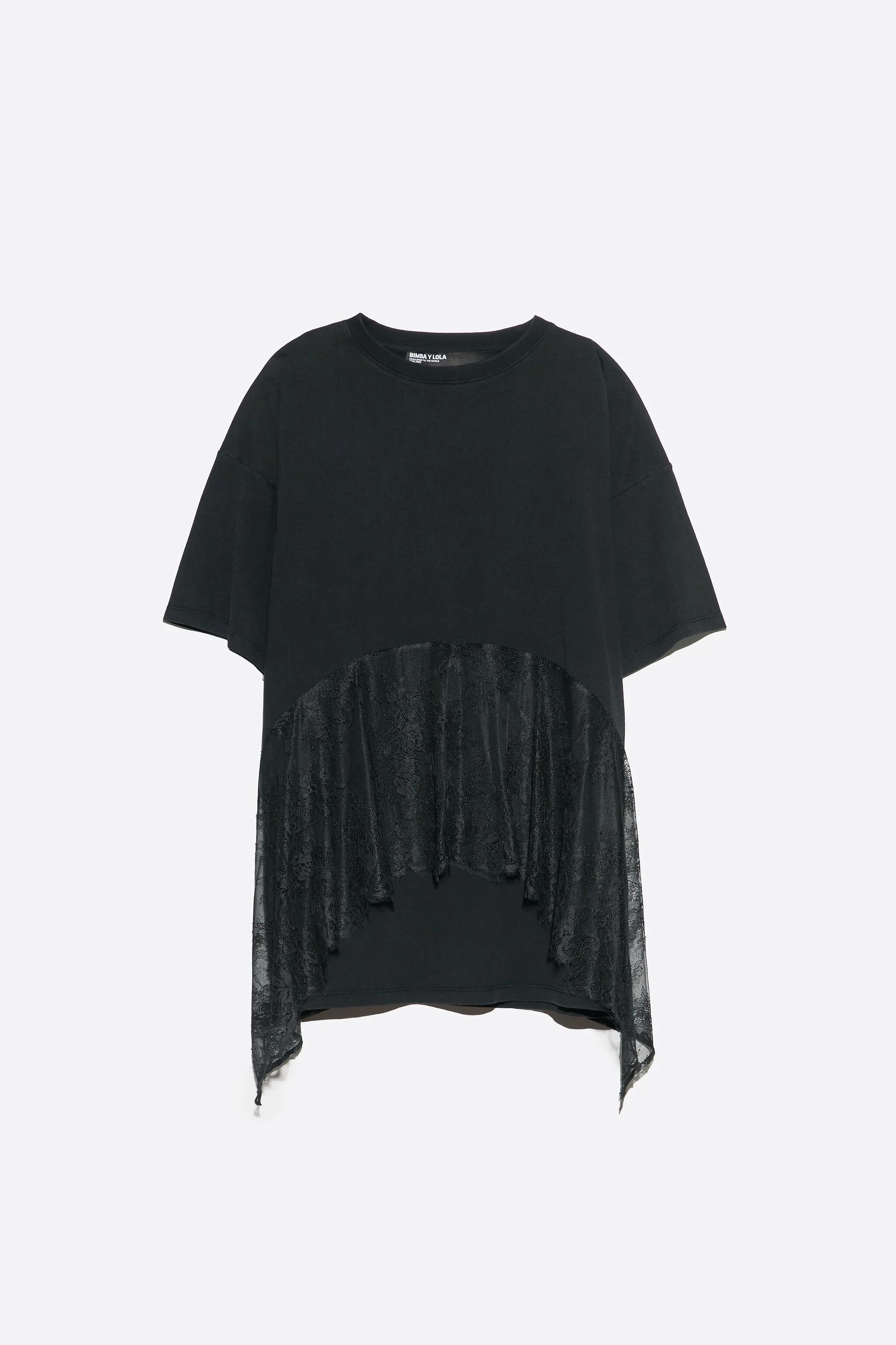 Camiseta preta desbotada com babados de renda