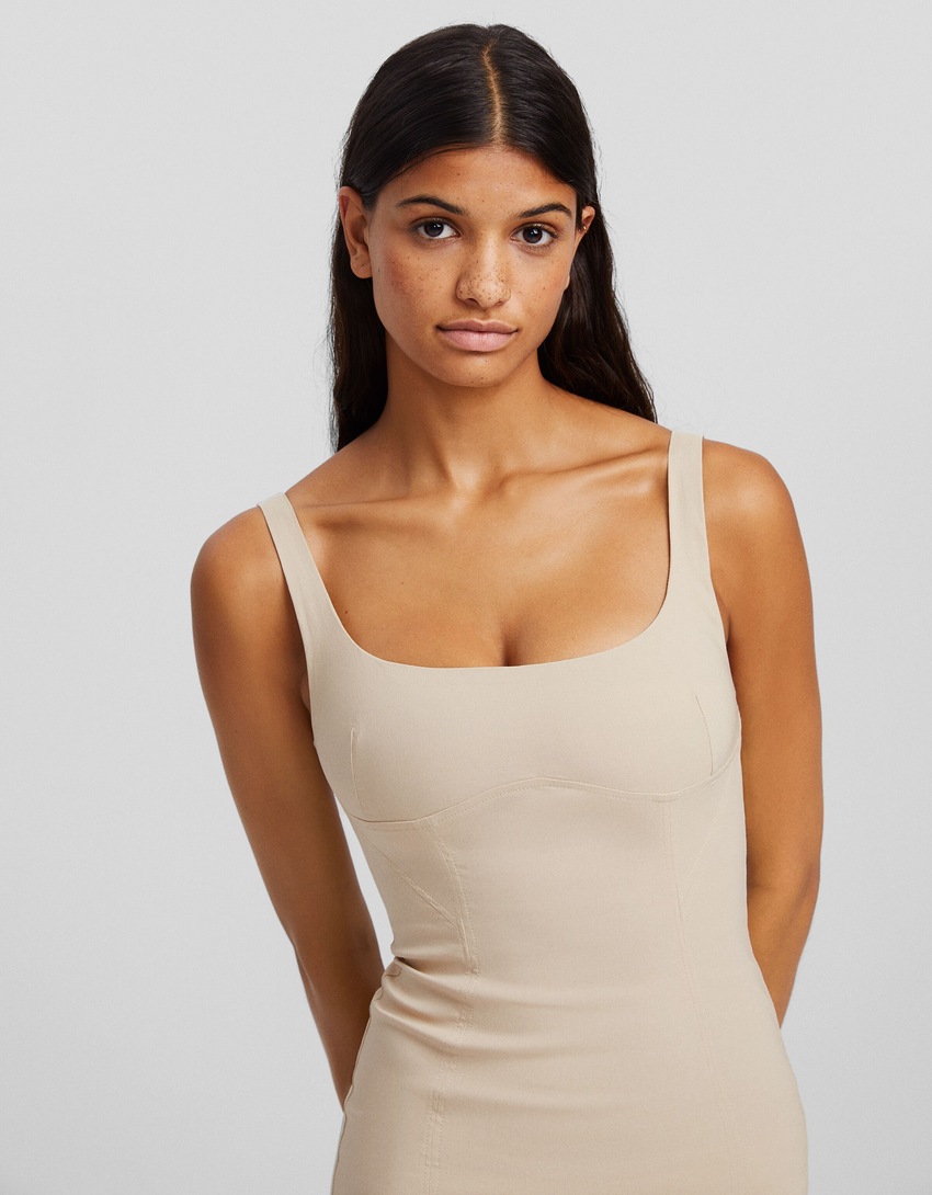 Vestido midi ajustado com alças largas.