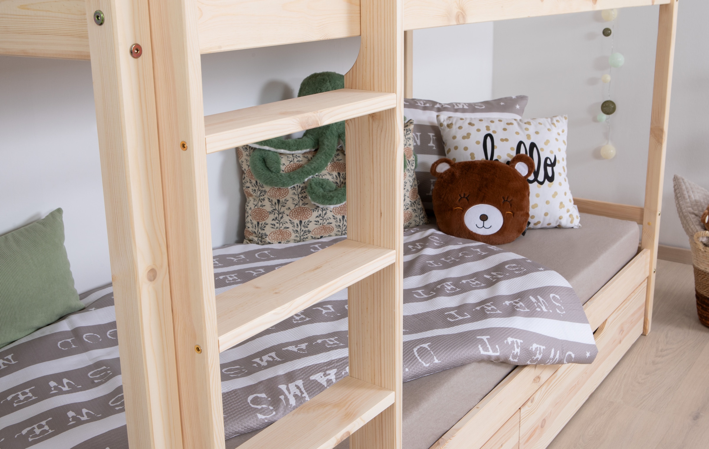 Ticaa Etagenbett »René, Hochbett, Stockbett, TOPSELLER! 2 Farben, Schubkasten optional« 90x200cm,  FSC® zertifiziertes Massivholz, mit Trittleiter + Rundum-Absturzschutz