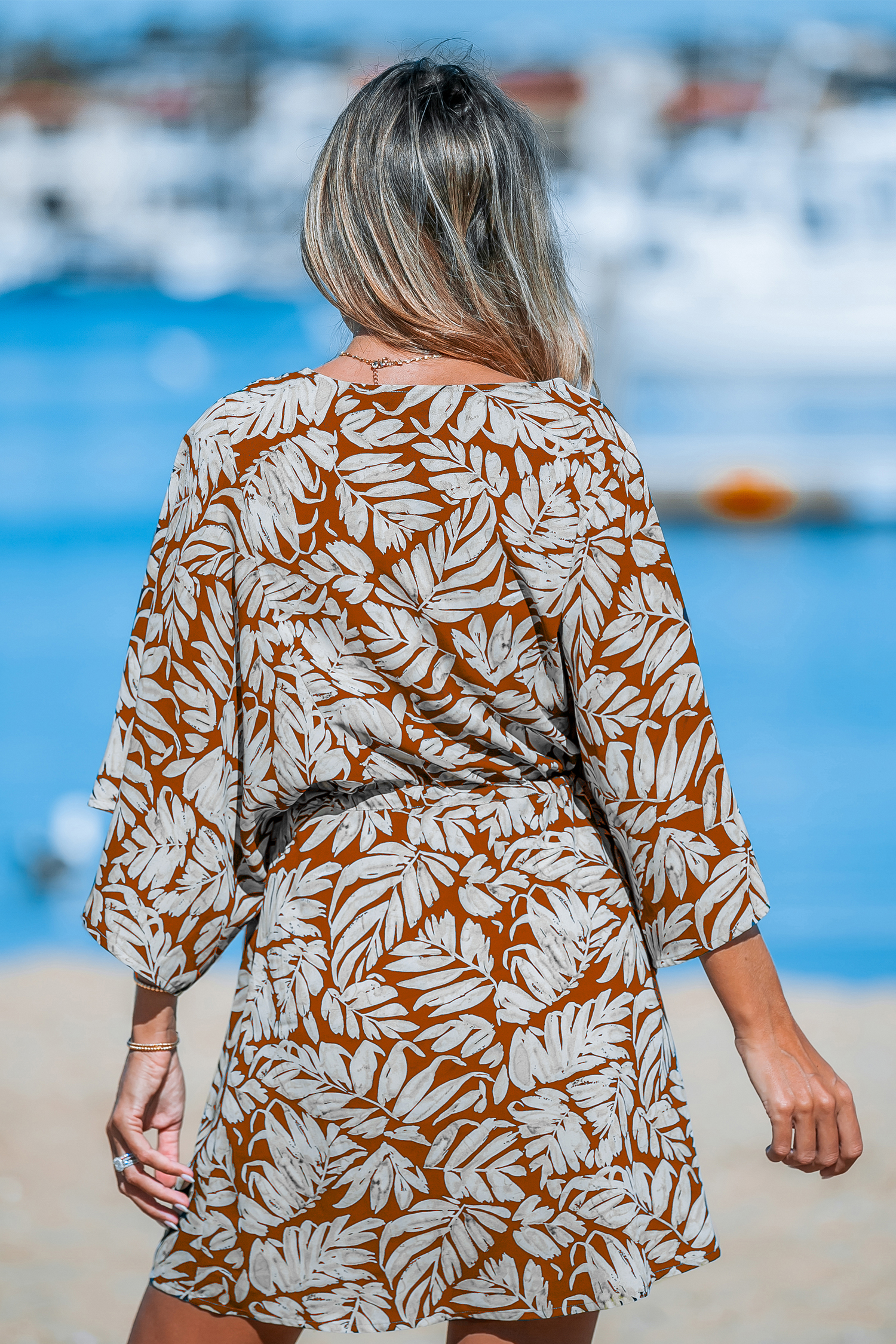 Robe mini avec taille à nouer et imprimée feuilles tropicales