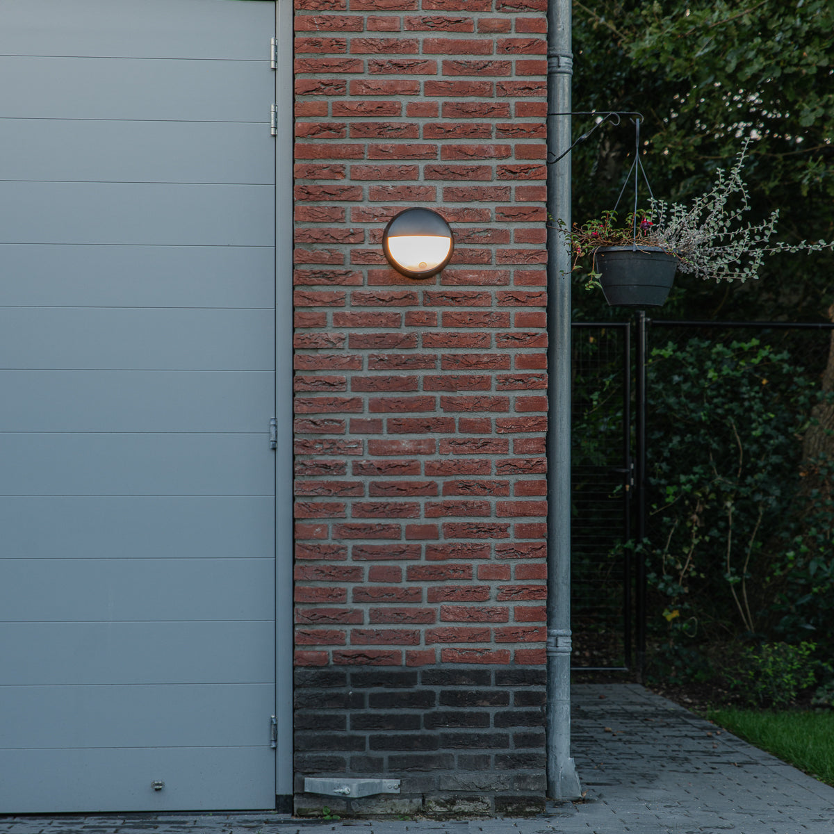 QAZQA Buitenwandlamp zwart incl. LED met bewegingssensor IP54 -