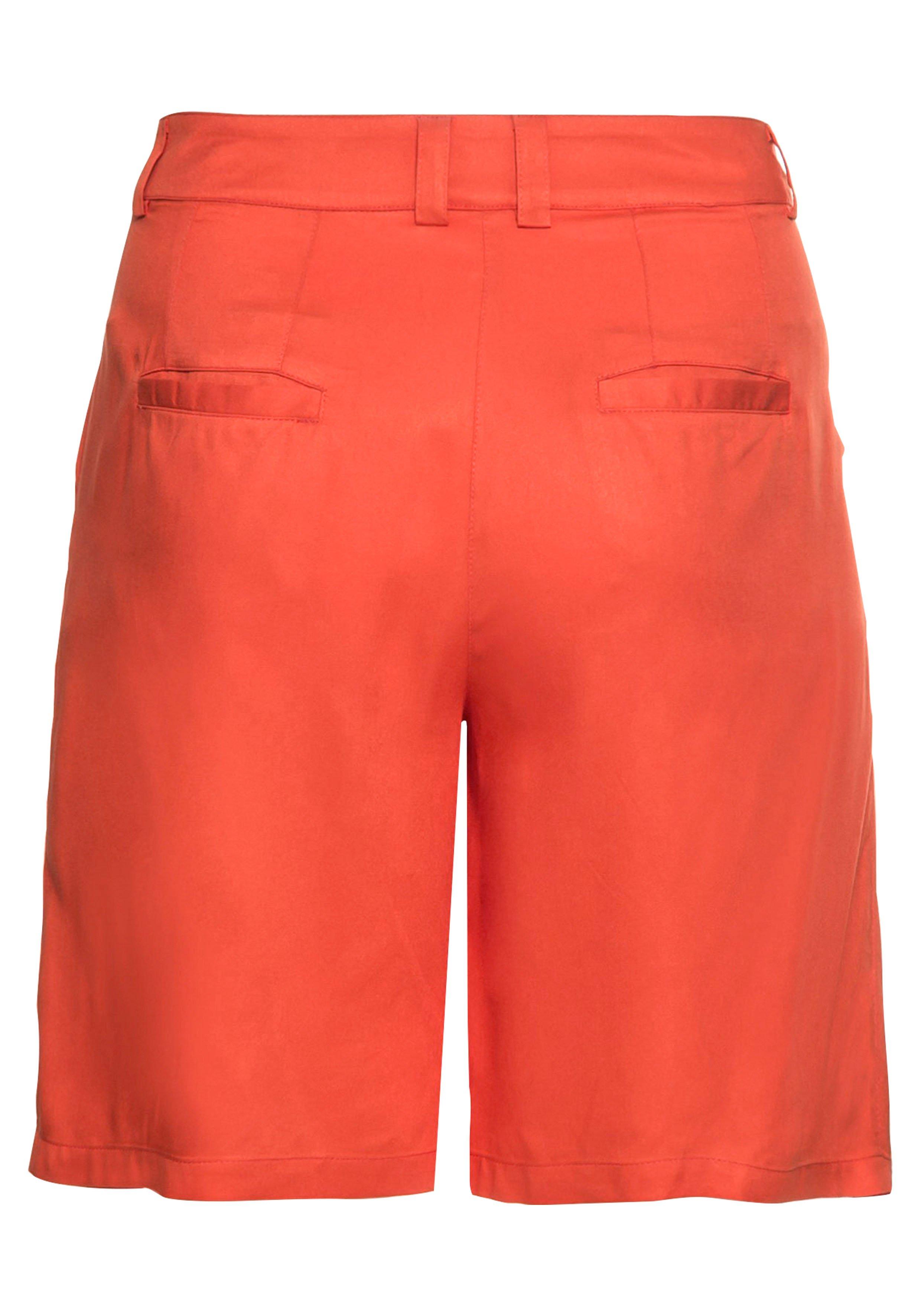 Bermudas mit Bügelfalten und Eingrifftaschen