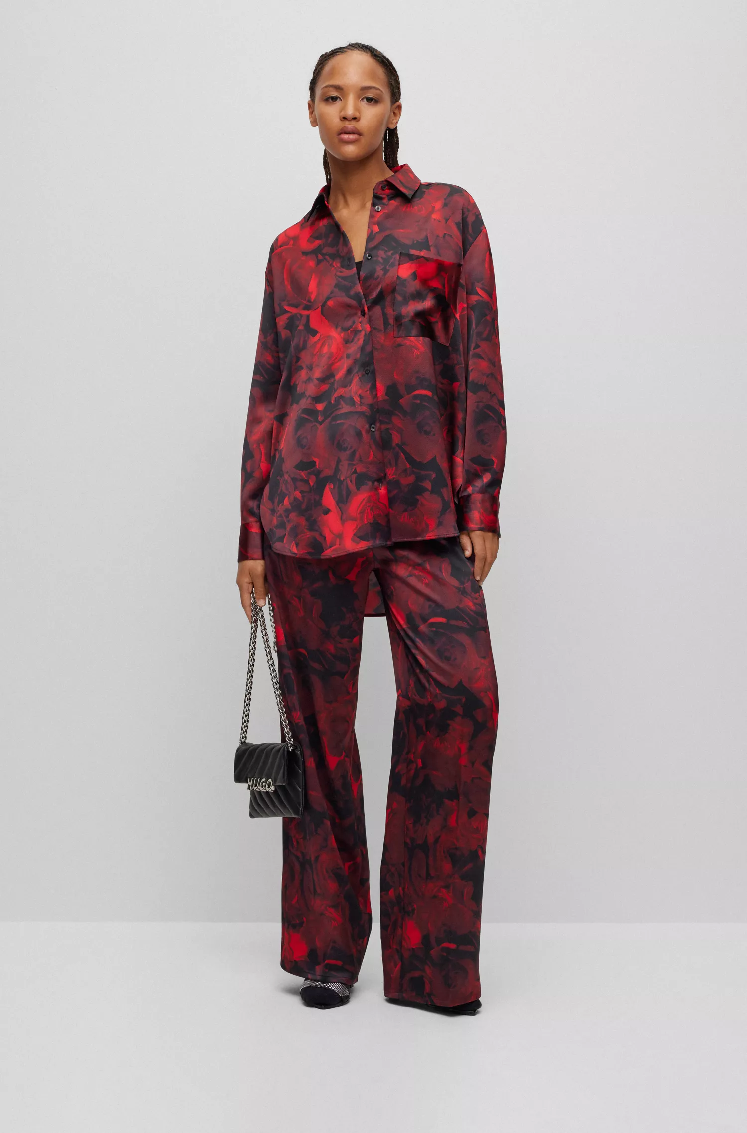 Calça HUGO vermelha de pernas largas e corte relaxado com estampa de rosas.