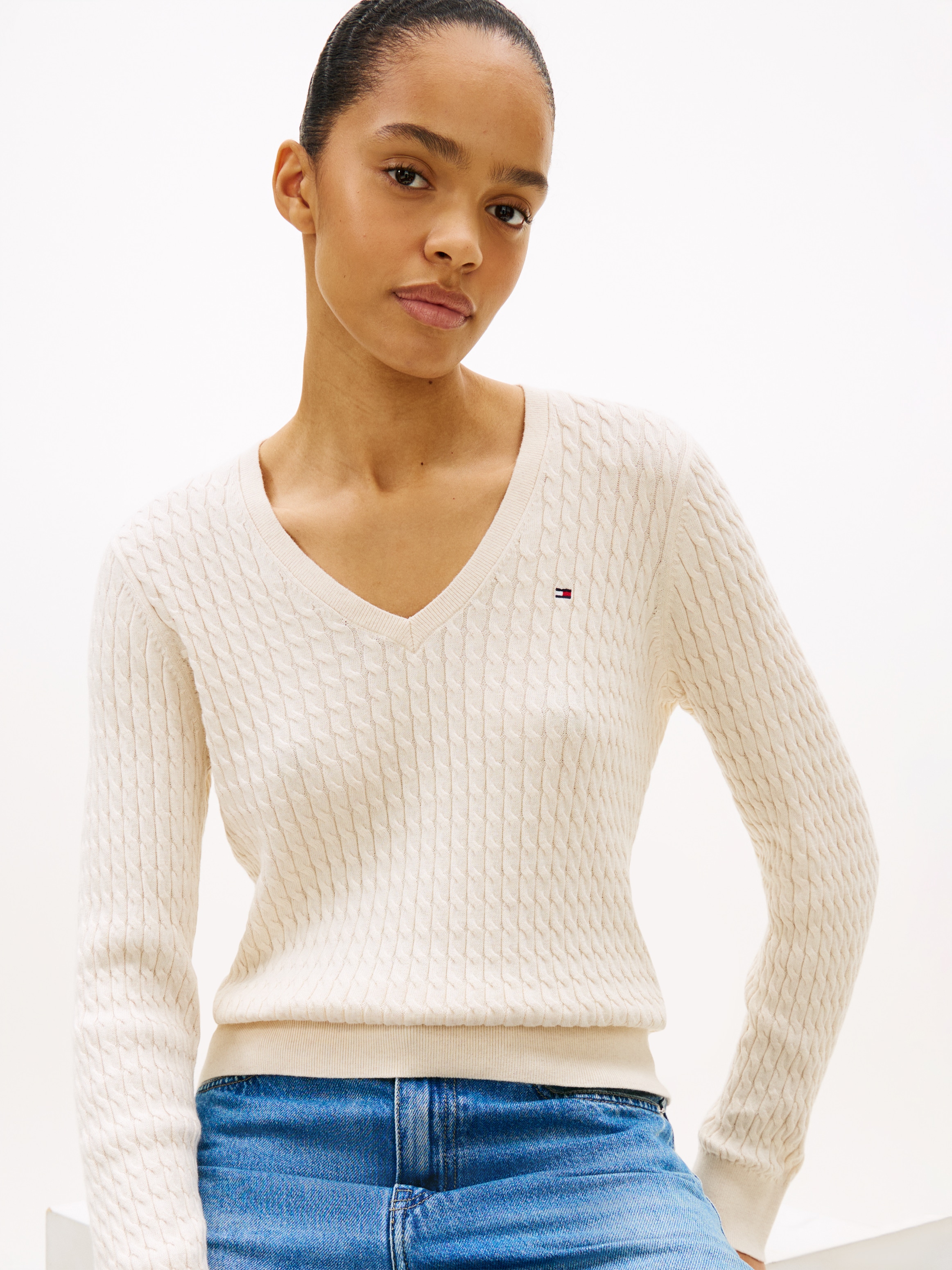 Tommy Hilfiger V-Ausschnitt-Pullover »CO CABLE V-NK LS SWT«, mit Zopfmuster, Logostickerei