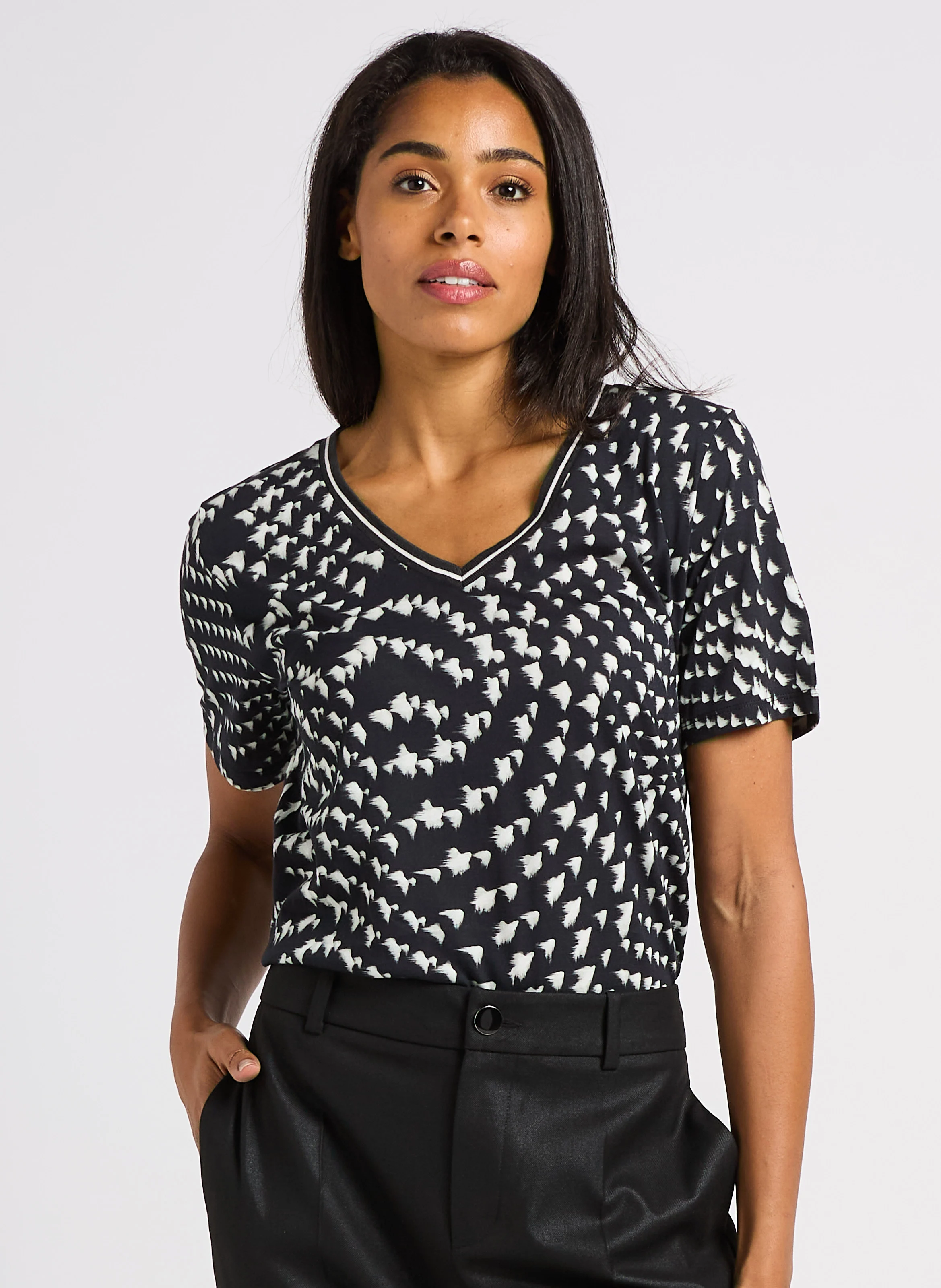 MADIAN - Tee-shirt col V en coton | Noir