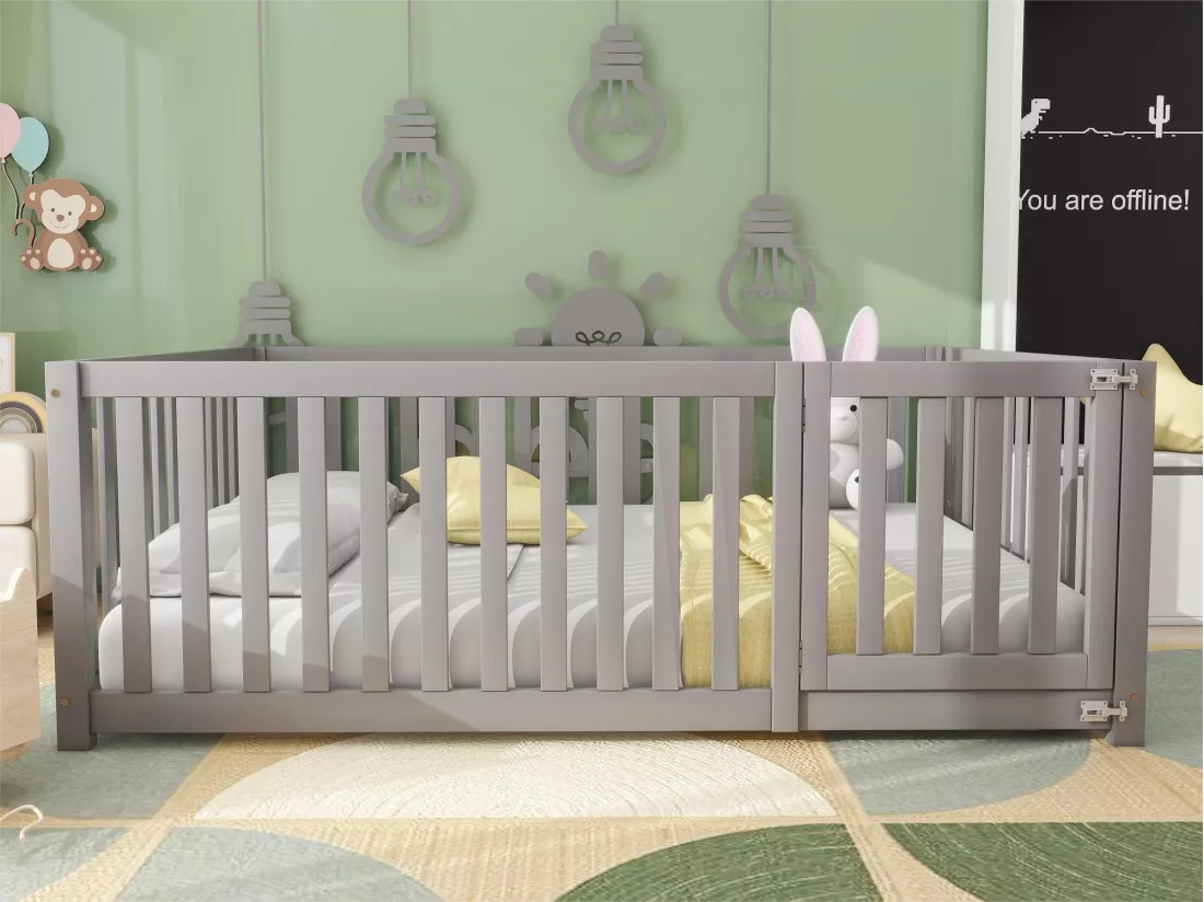 Lit bébé 140 x 200 cm sol en bois Cadre de lit avec clôture et porte, gris