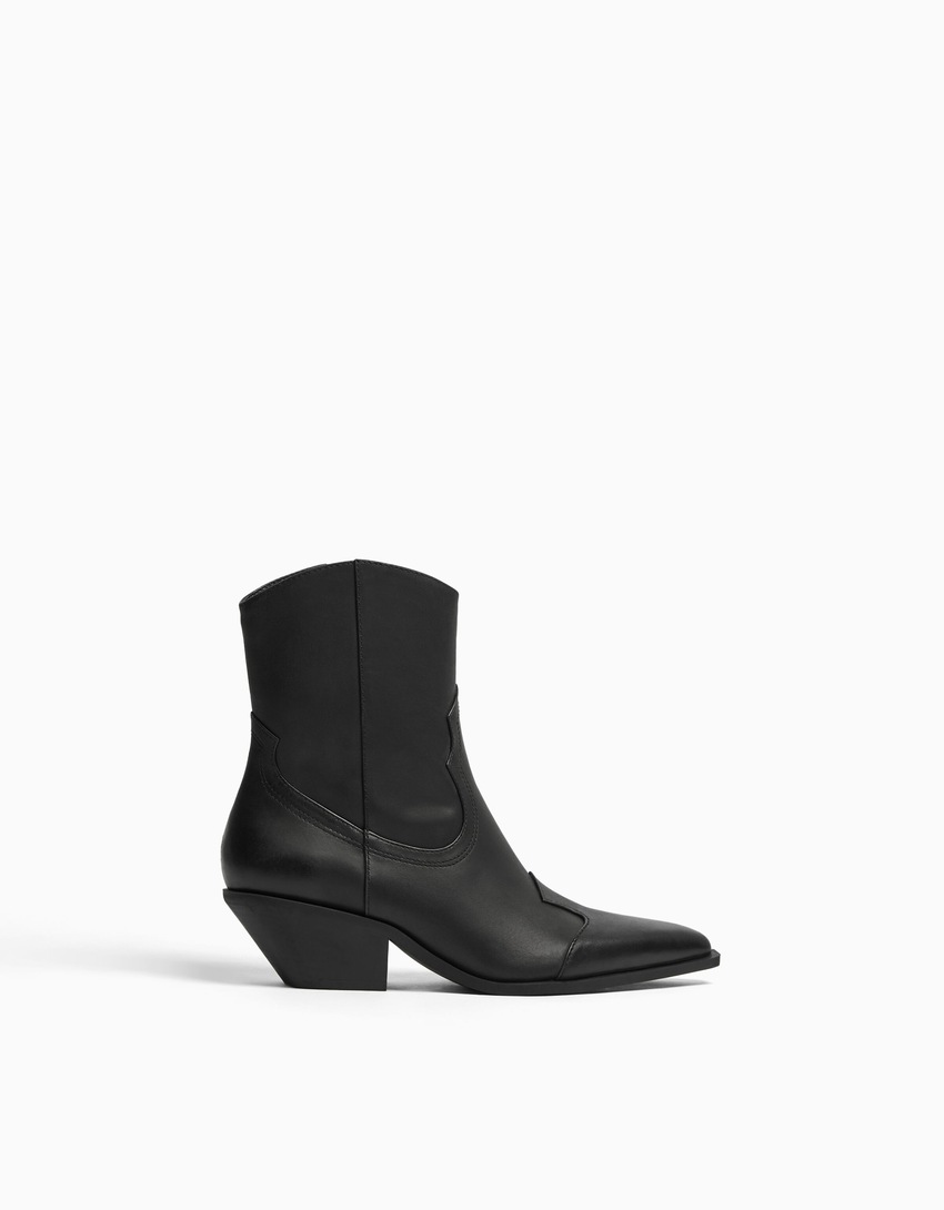 Botas de cano curto estilo cowboy com salto, em couro.