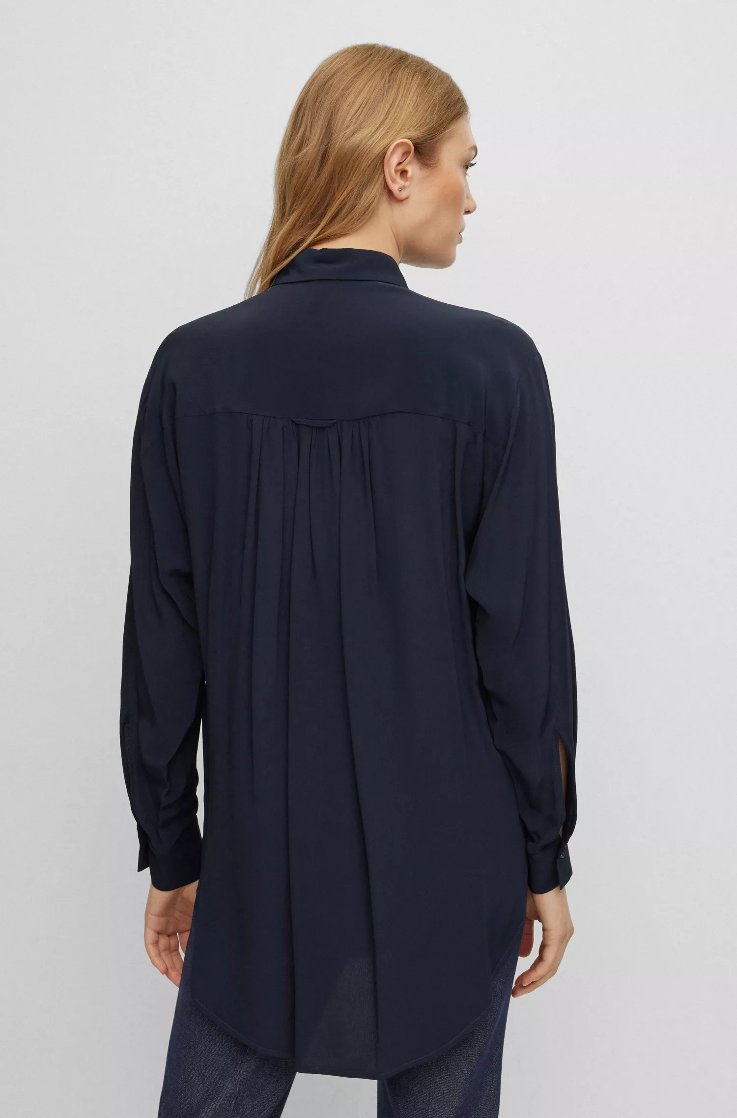 Blusa preta BOSS de comprimento longo e modelagem solta com fechamento oculto.