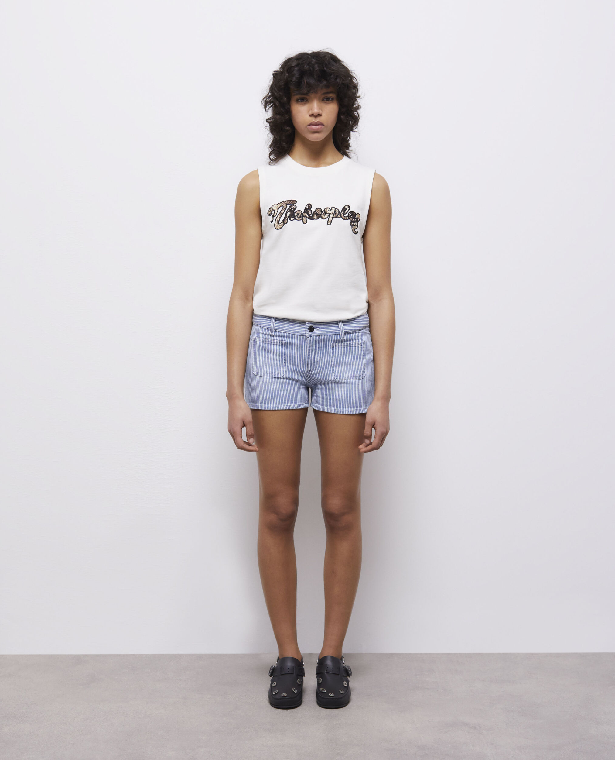 Short en jean à rayures bleues et blanches