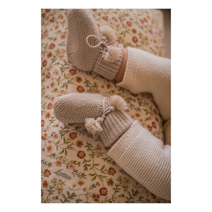 Gentil Coquelicot Chaussons en tricot et pochon brodé | Gris perle
