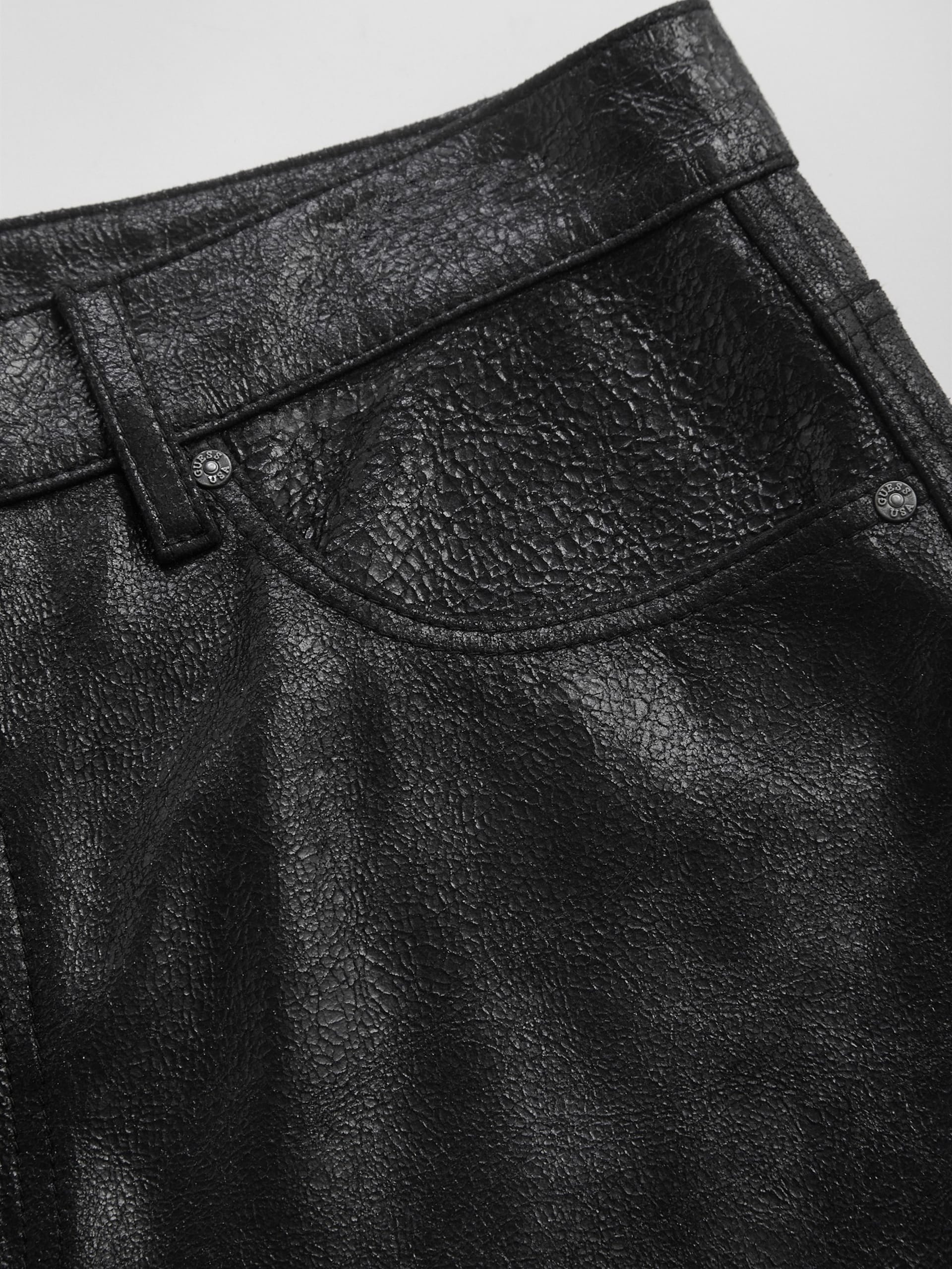 shorts de couro craquelado