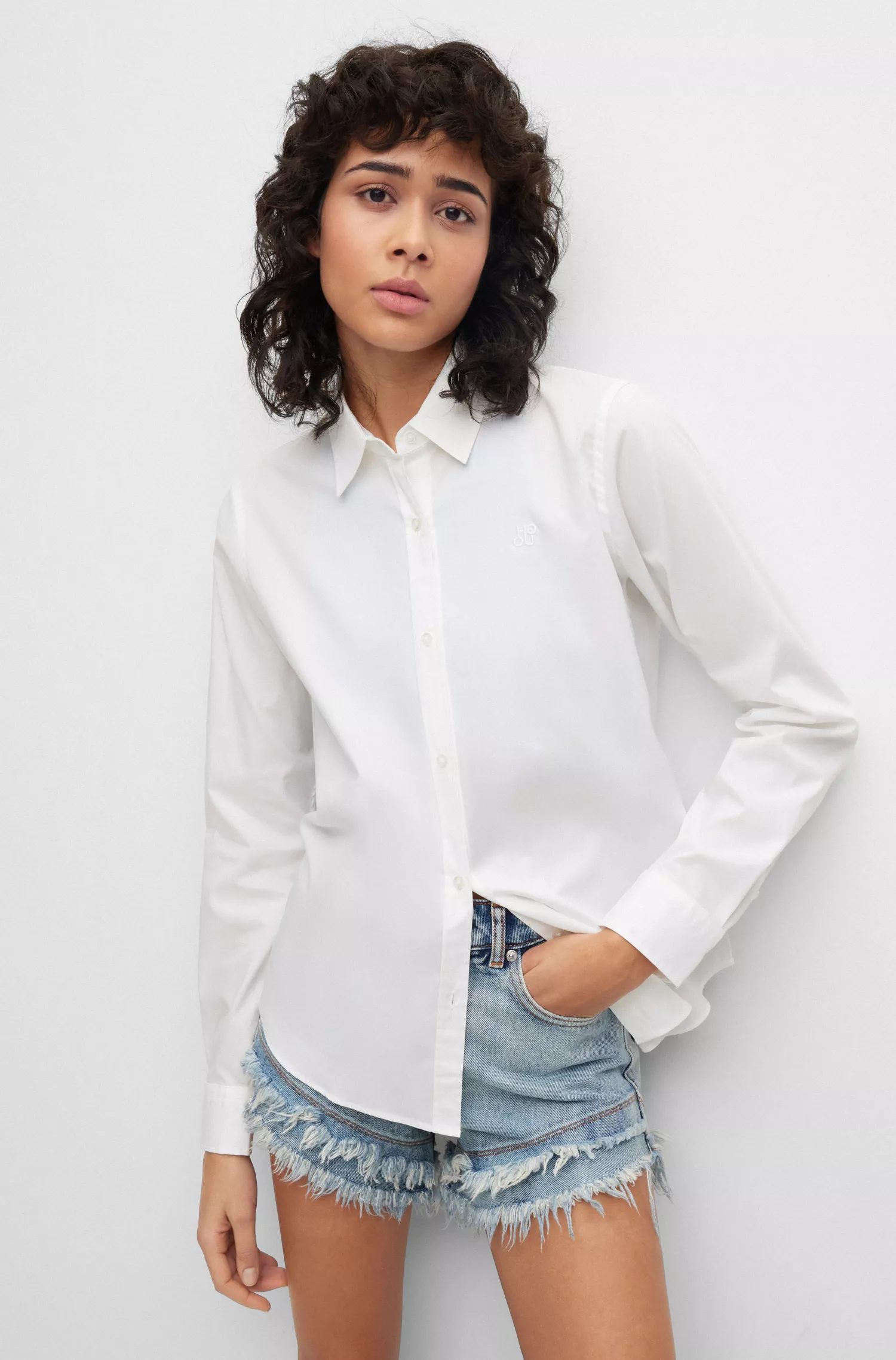 Blusa HUGO vermelha, corte regular, em algodão elástico com logo sobreposto.