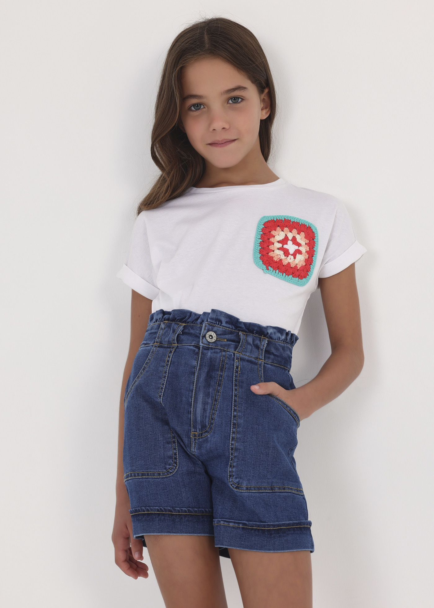 Camiseta de manga curta para meninas, feita de algodão sustentável.