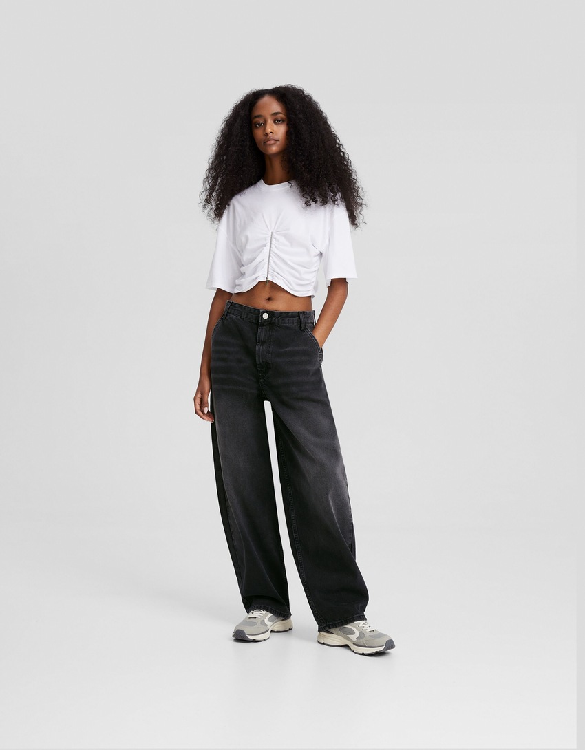 calça jeans estilo skater com efeito desbotado