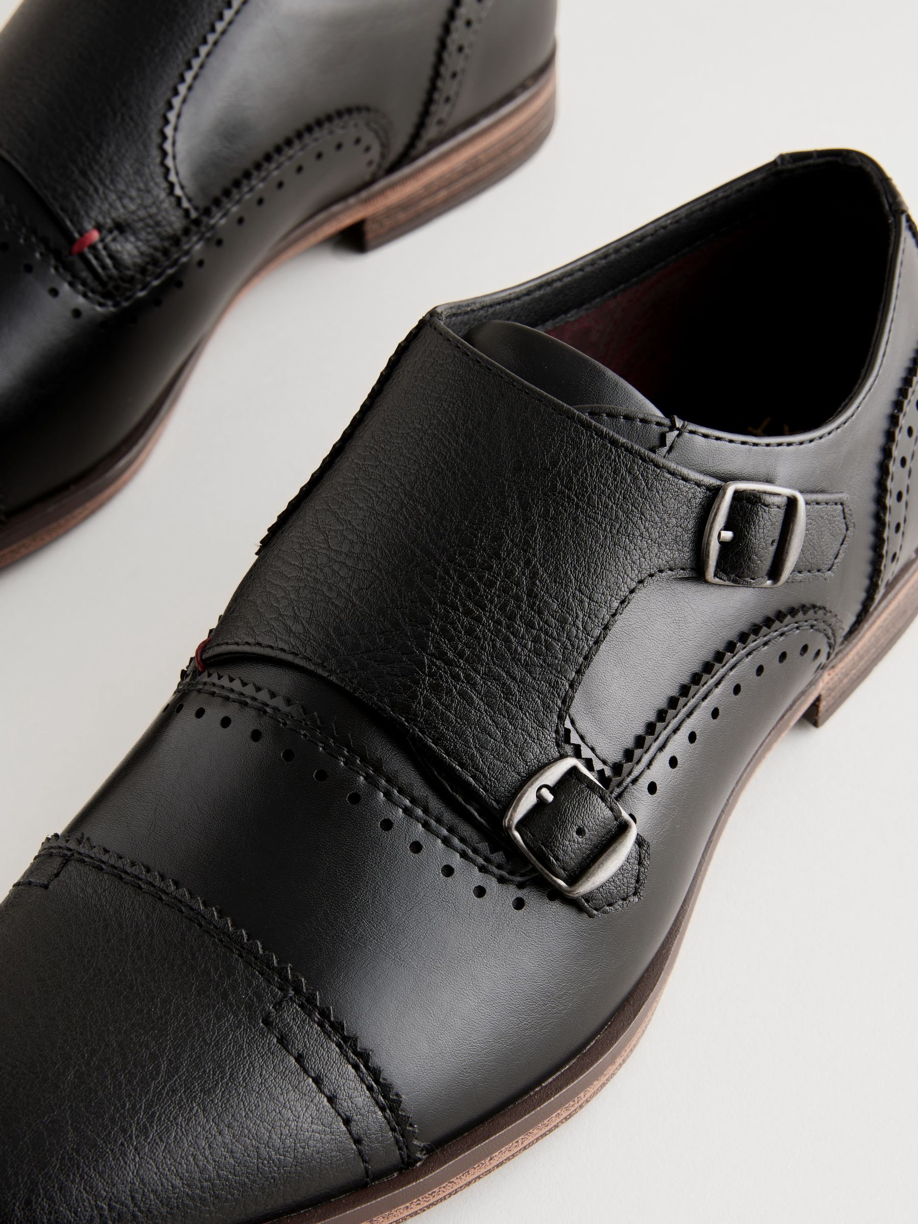 Zwart - Schoenen met neusstuk en dubbel monkbandje