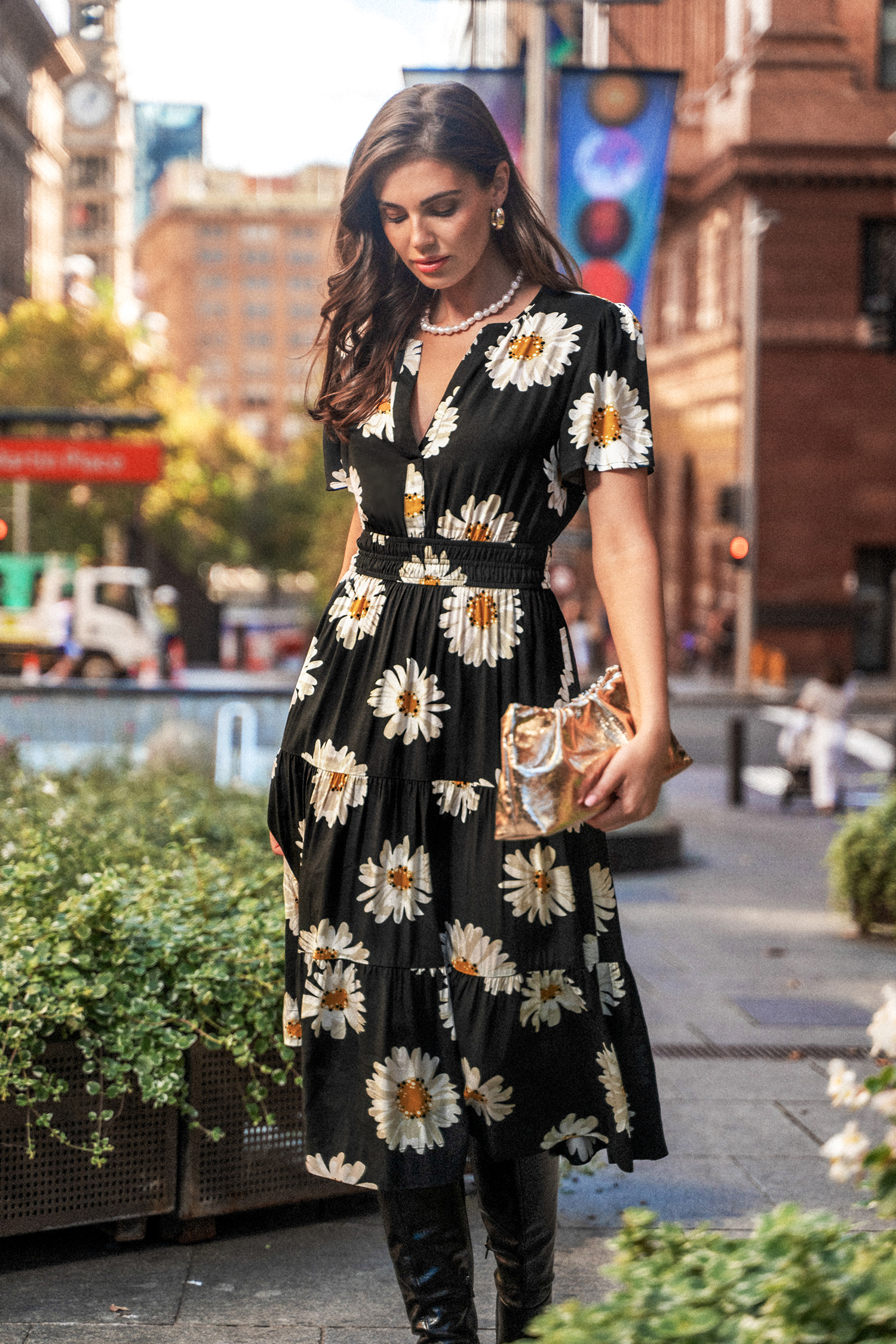 Robe midi fleurie à manches courtes et taille à smocks