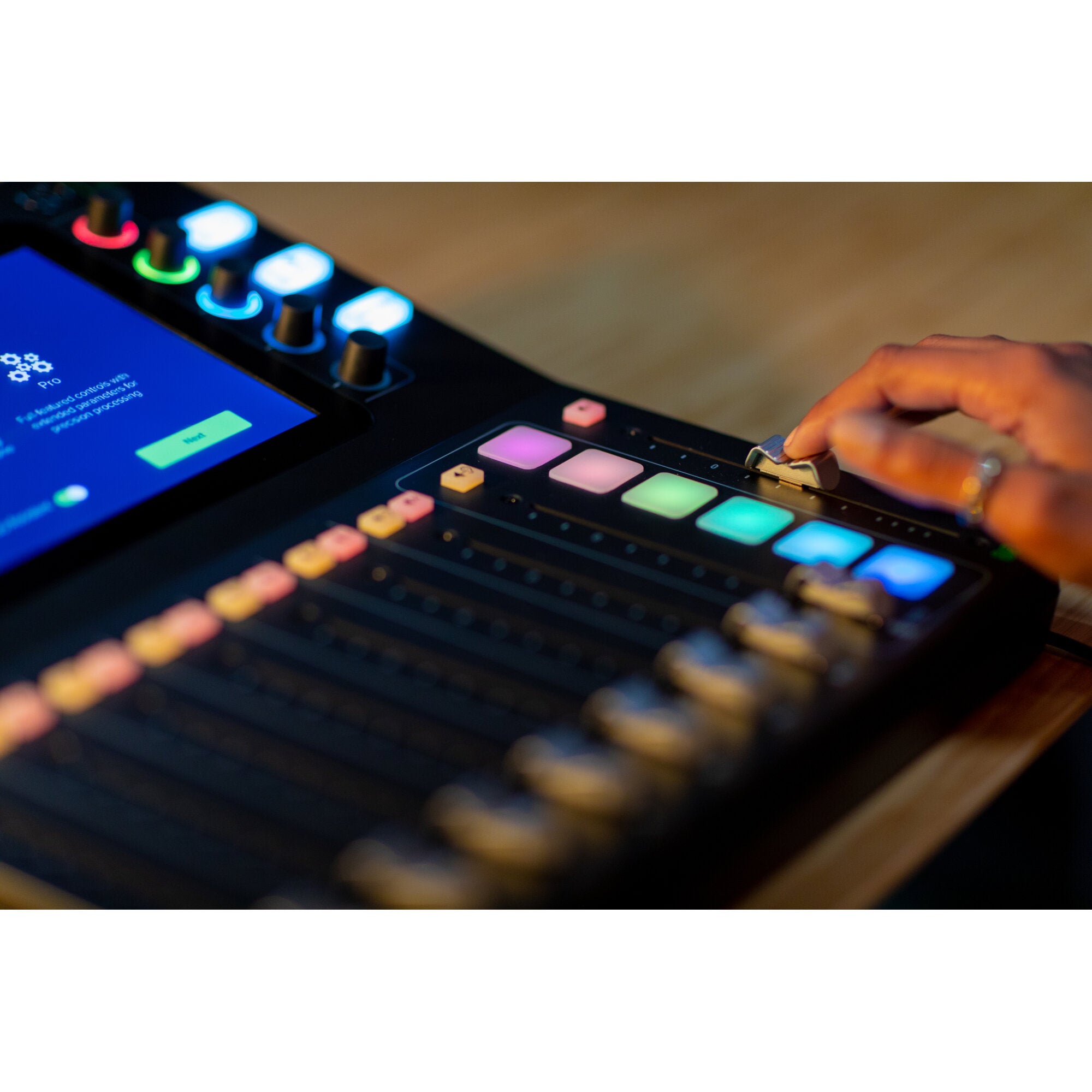 Mackie DLZ Creator podcast- & broadcast-mixer