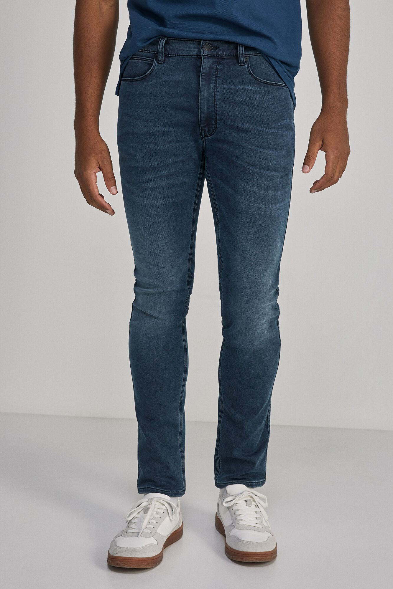 calça jeans azul-escura