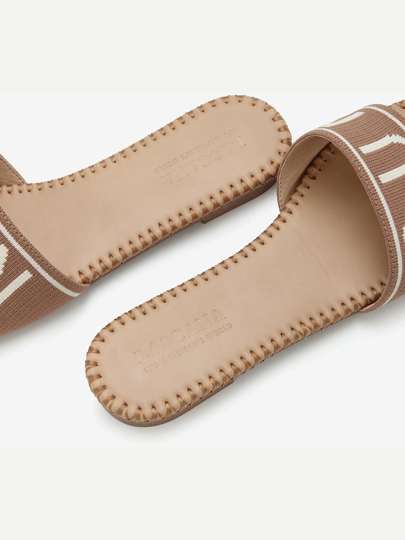 Jolies mules avec inscription et design tendance