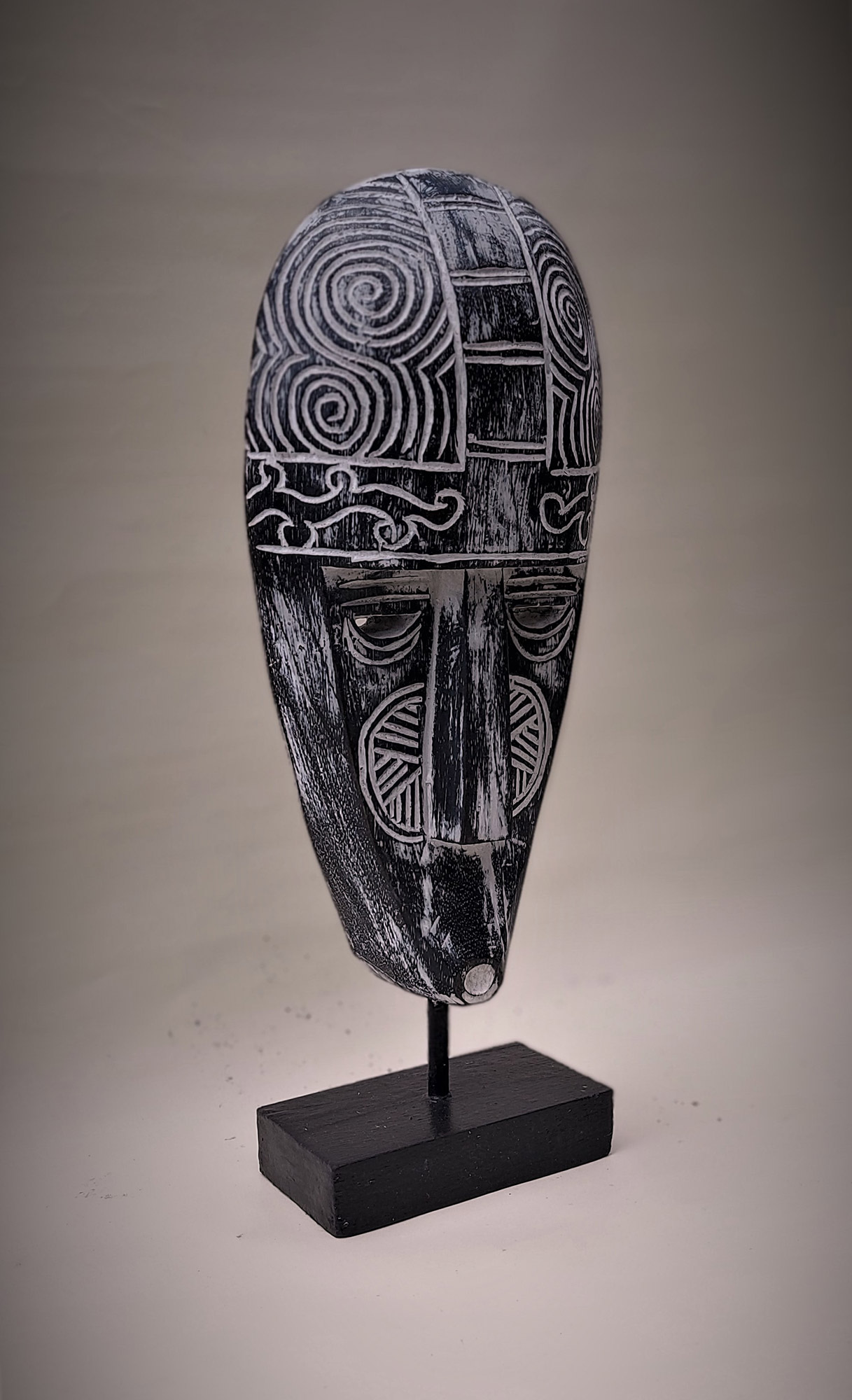 Toraja-Maske auf Ständer, schwarzbraun, weiß, H 50 cm, B 20 cm, L 10 cm von fischer's lagerhaus