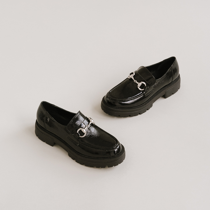 Mocassins à mors et semelles crantées  en vernis plissé noir