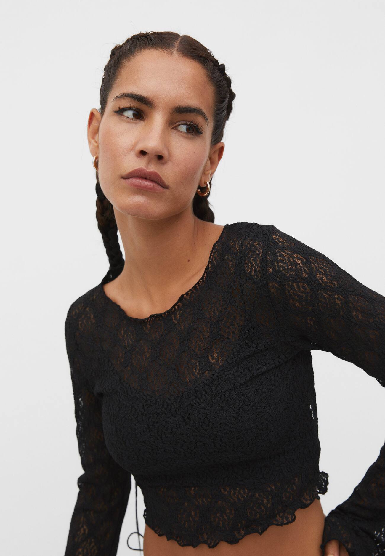 Blusa branca de renda com mangas flare
