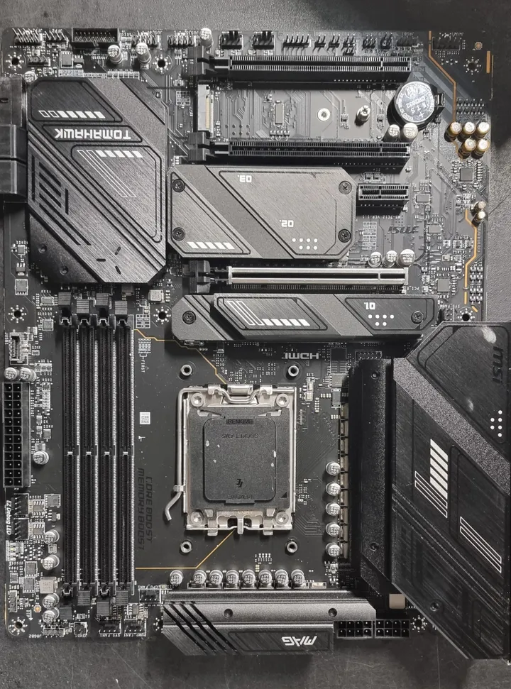 [OUTLET] - MSI MAG X670E TOMAHAWK WIFI - Bundkort - ATX - Socket AM5 - AMD X670 Chipset - USB 3.2 Gen 1, USB 3.2 Gen 2, USB-C Gen 2x2, USB-C 3.2 Gen2 - 2.5 Gigabit LAN, Wi-Fi 6, Bluetooth - onboard grafik (CPU påkrævet) - HD Audio (8-kanaler)