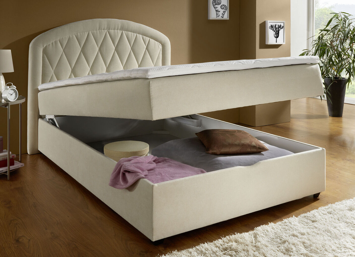 Boxspringbett mit Bettkasten und Topper