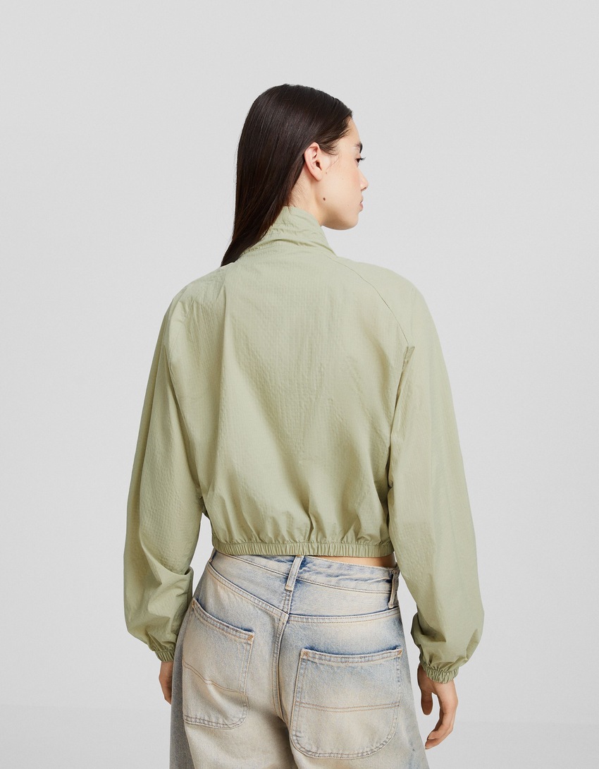 Jaqueta cropped texturizada em nylon ripstop