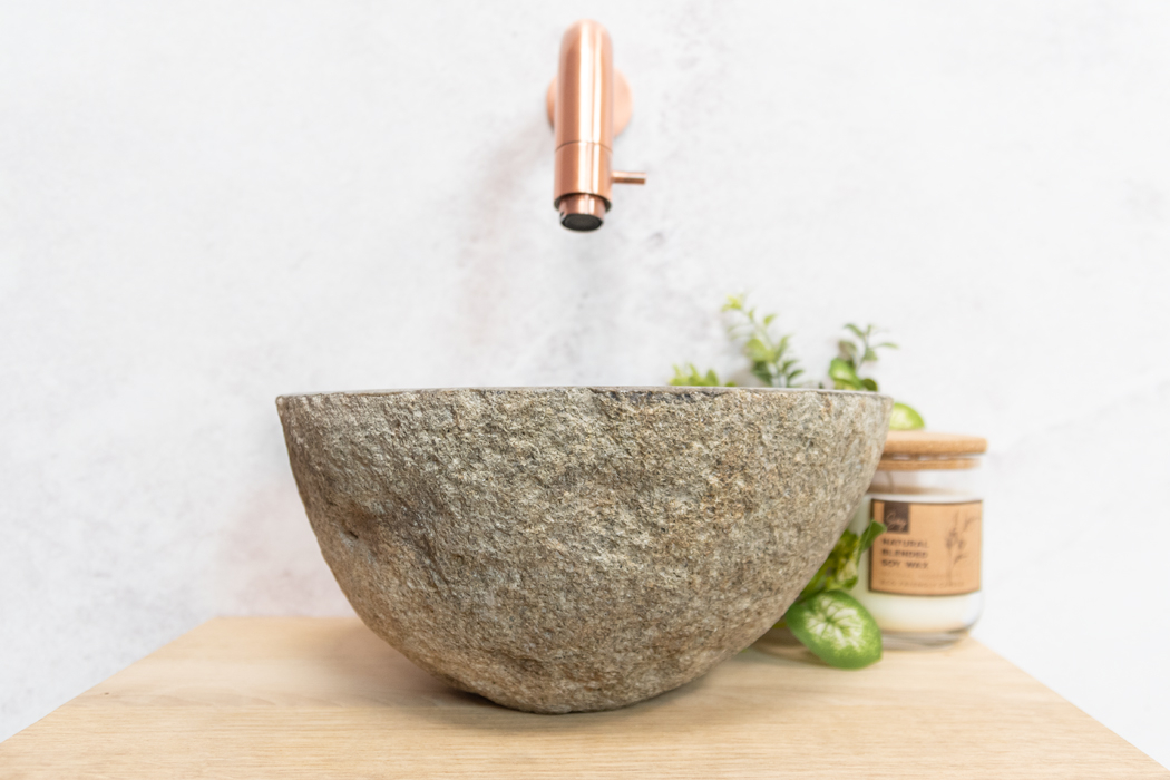 Saniclear Baru fonteinset met eiken plank, rivierstenen waskom en koperen kraan voor in het toilet