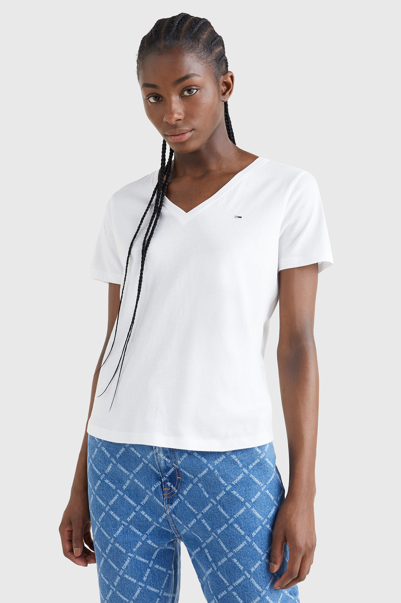 Conjunto de 2 camisetas Tommy Jeans, uma branca e uma preta.