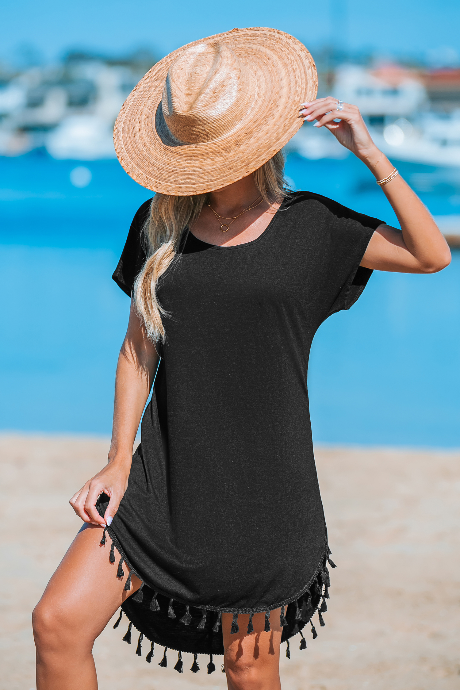 Robe mini à col rond et manche courte avec ourlet à glands noire