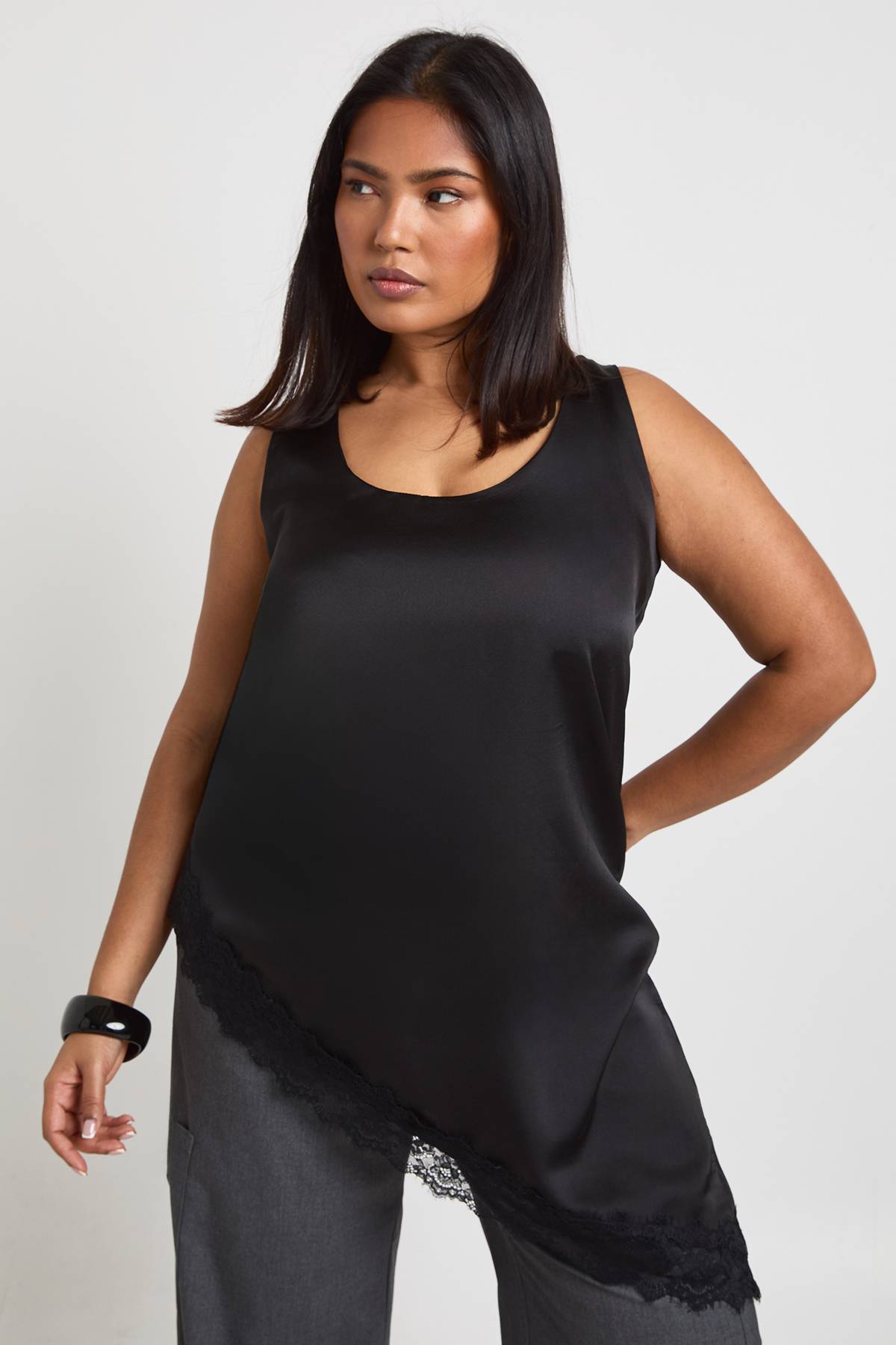 boohoo Top Caraco Grande Taille À Encolure Dégagée Et Ourlet Asymétrique