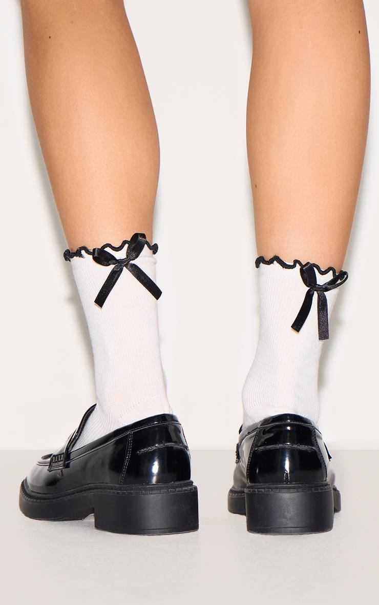 Blanc Chaussettes Courtes À Nœud Satin Et Bordure Ondulée