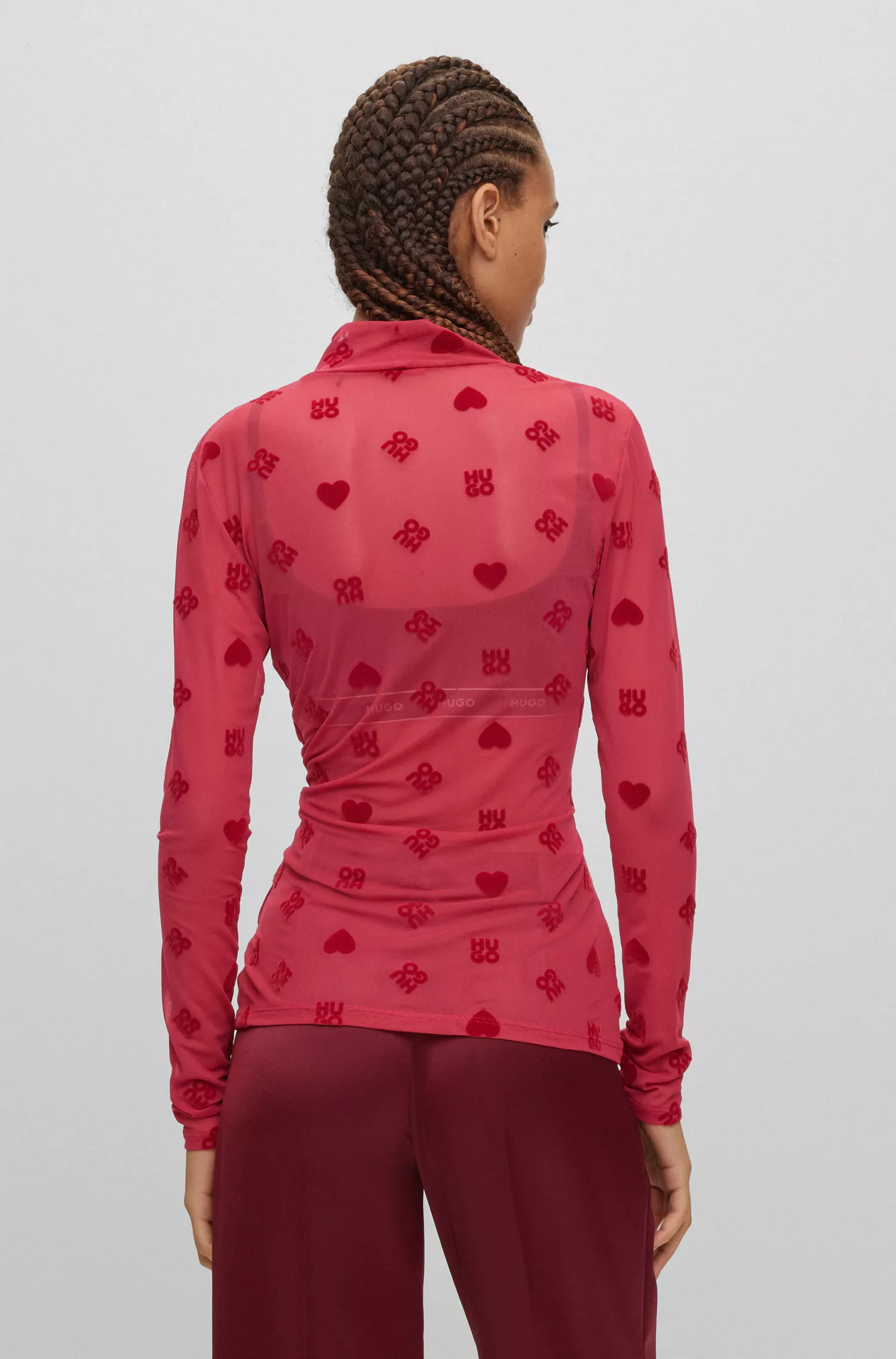 Top HUGO vermelho estampado, modelagem justa, em malha elástica.