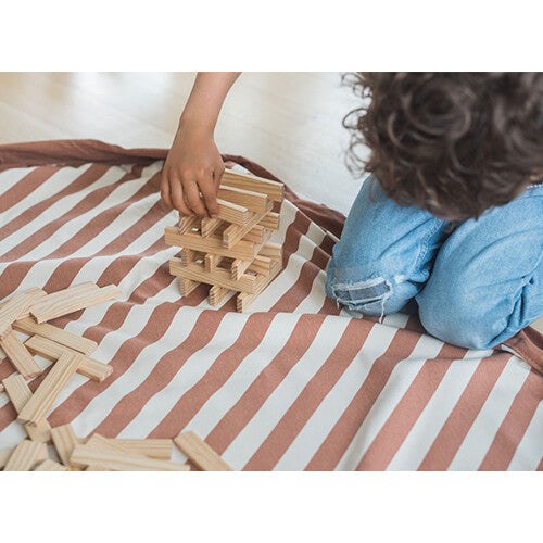 play&go speelkleed en opbergzak noomad - stripes brown