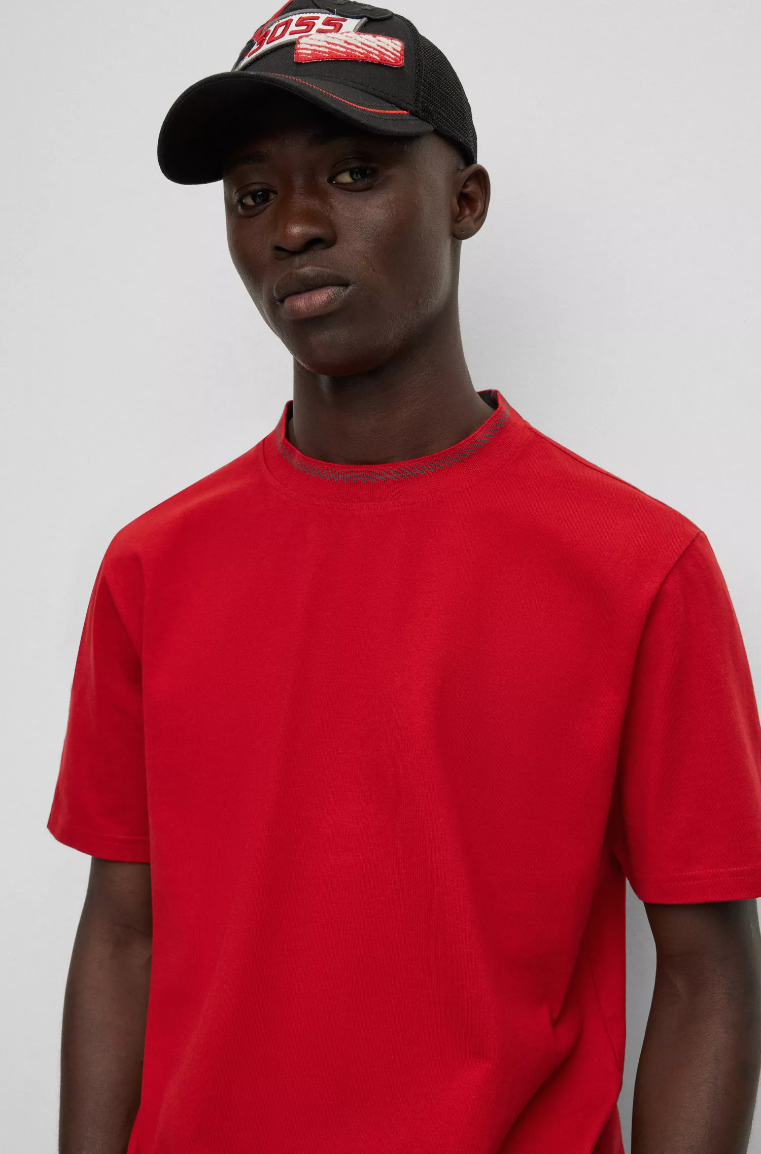 Camiseta BOSS laranja, modelagem relaxada, em malha de algodão com gola detalhada.