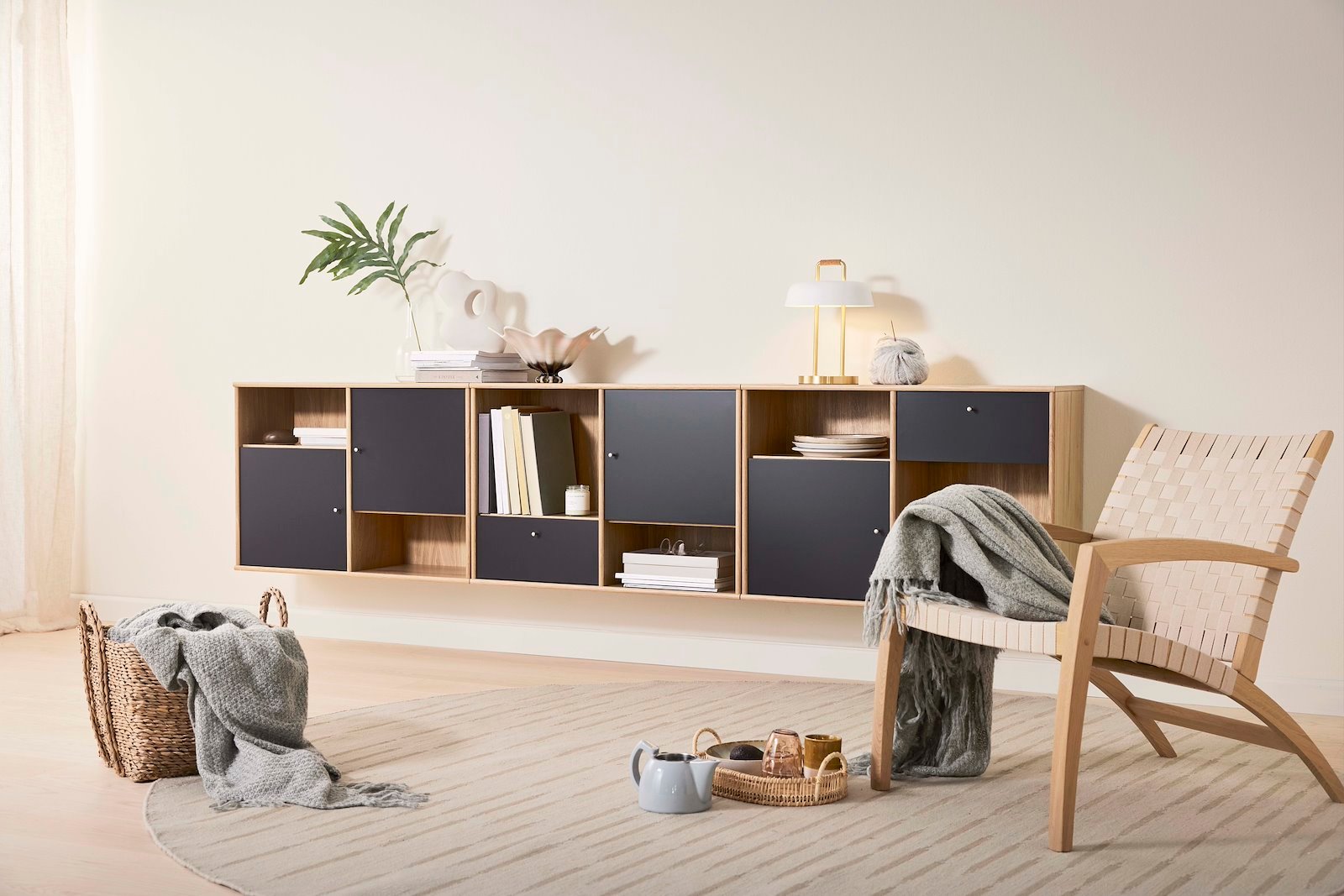 Mistral Skap 267x32,5x60,8 cm. Mattlakkert eik med 4 stk 38 cm (H) dører L og 2 stk 19 cm (H) skuffer i antrasittlakk.