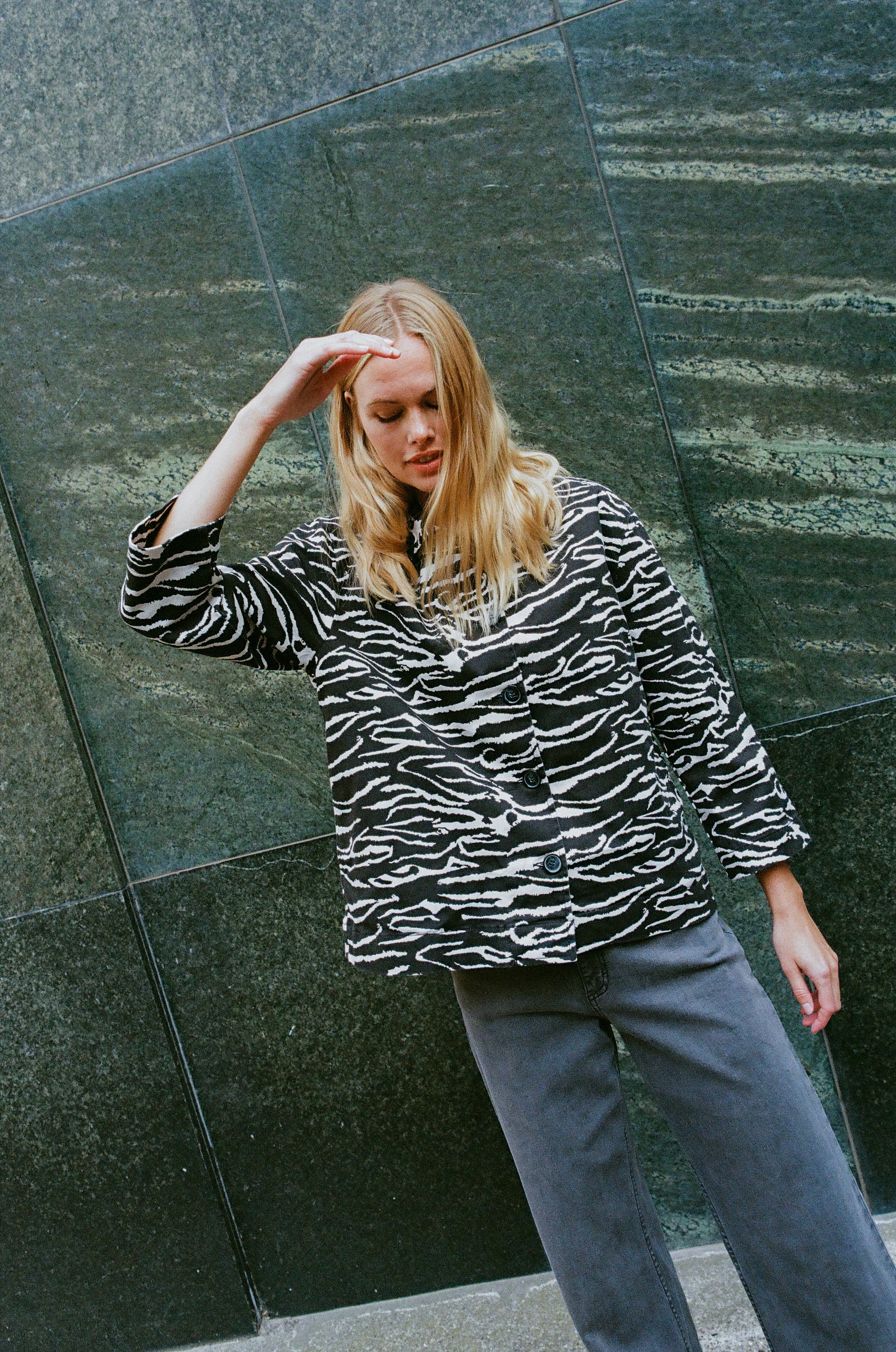 Baum und Pferdgarten  Bessie kort jakke - Black Whisper Zebra