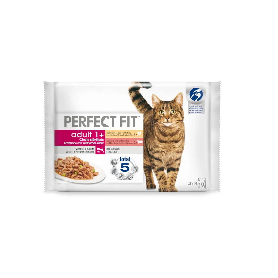 Sachê esterilizado Perfect Fit Adult de frango e carne bovina ao molho para gatos.