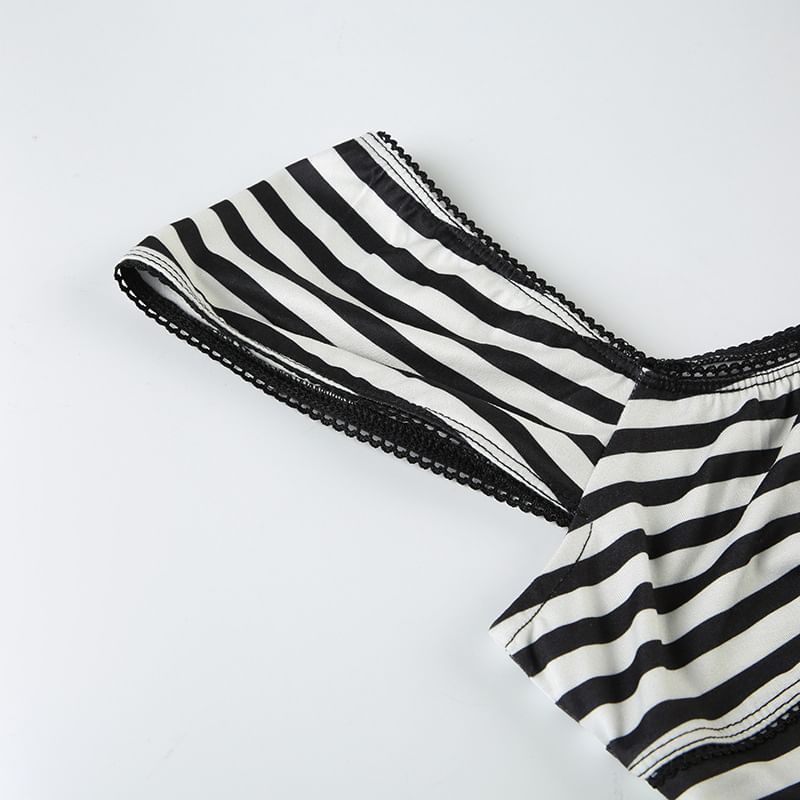 BrickBlack - Set: Top met vierkante hals, kapmouwen, strepen en strik + shorts met middelhoge taille