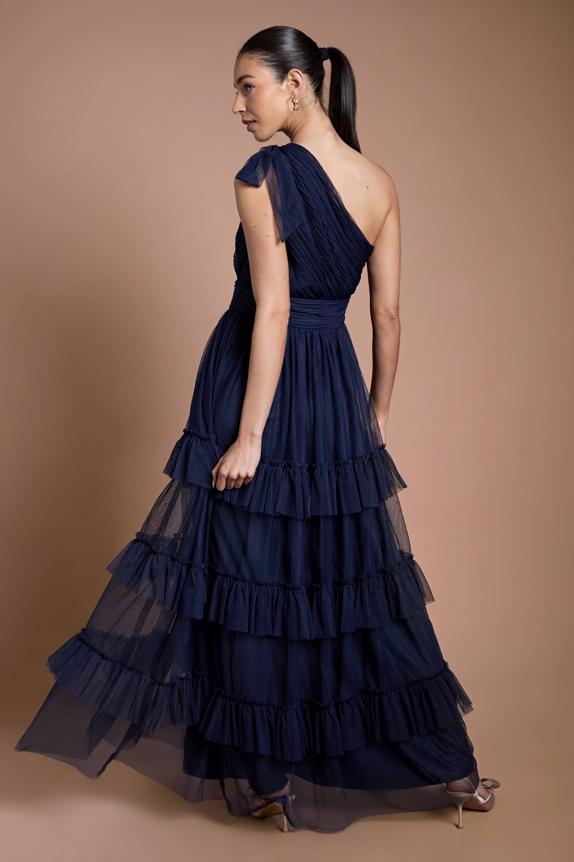 Oasis Robe Longue De Demoiselle D'honneur Plissée En Mesh Bleu Marine À Une Épaule Avec Volants Étagés