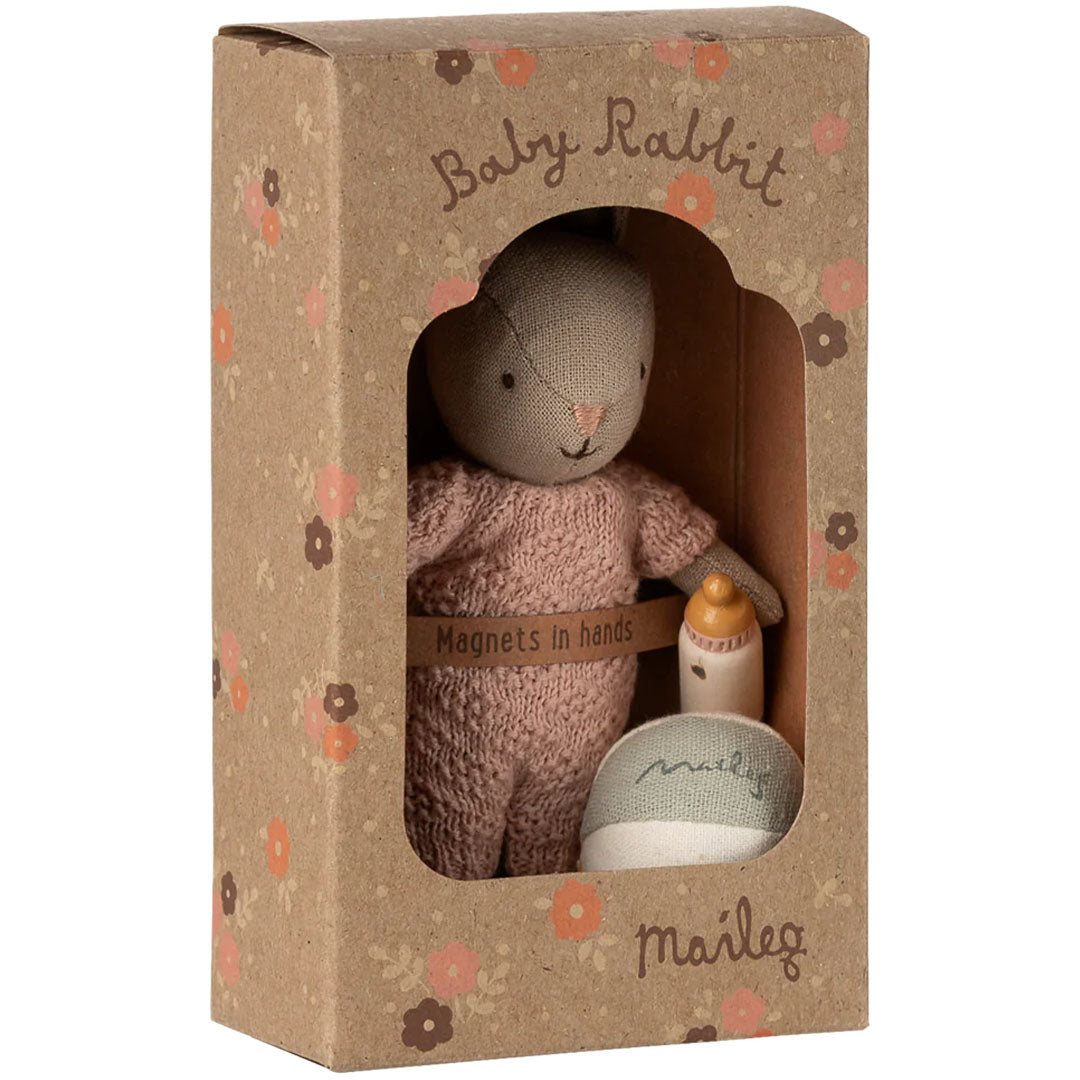 maileg knuffelkonijn micro met bal en fles sand - rose - 11 cm