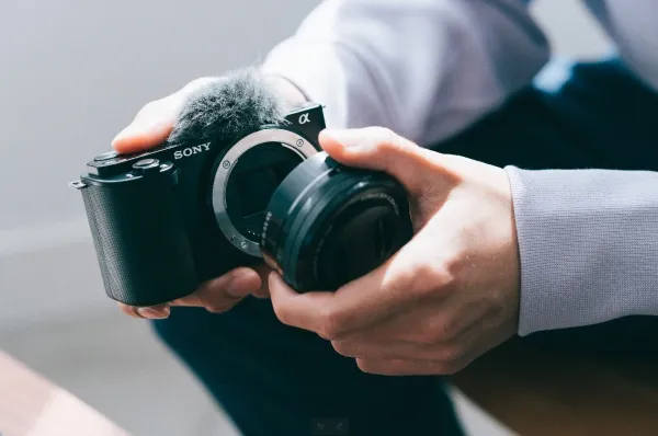 Sony a ZV-E10L - Digitalkamera - spejlløst - 24.2 MP - APS-C - 4K / 30 fps - 3x optisk zoom 16-50 mm Power Zoom-objektiv - Wireless LAN, Bluetooth - sort