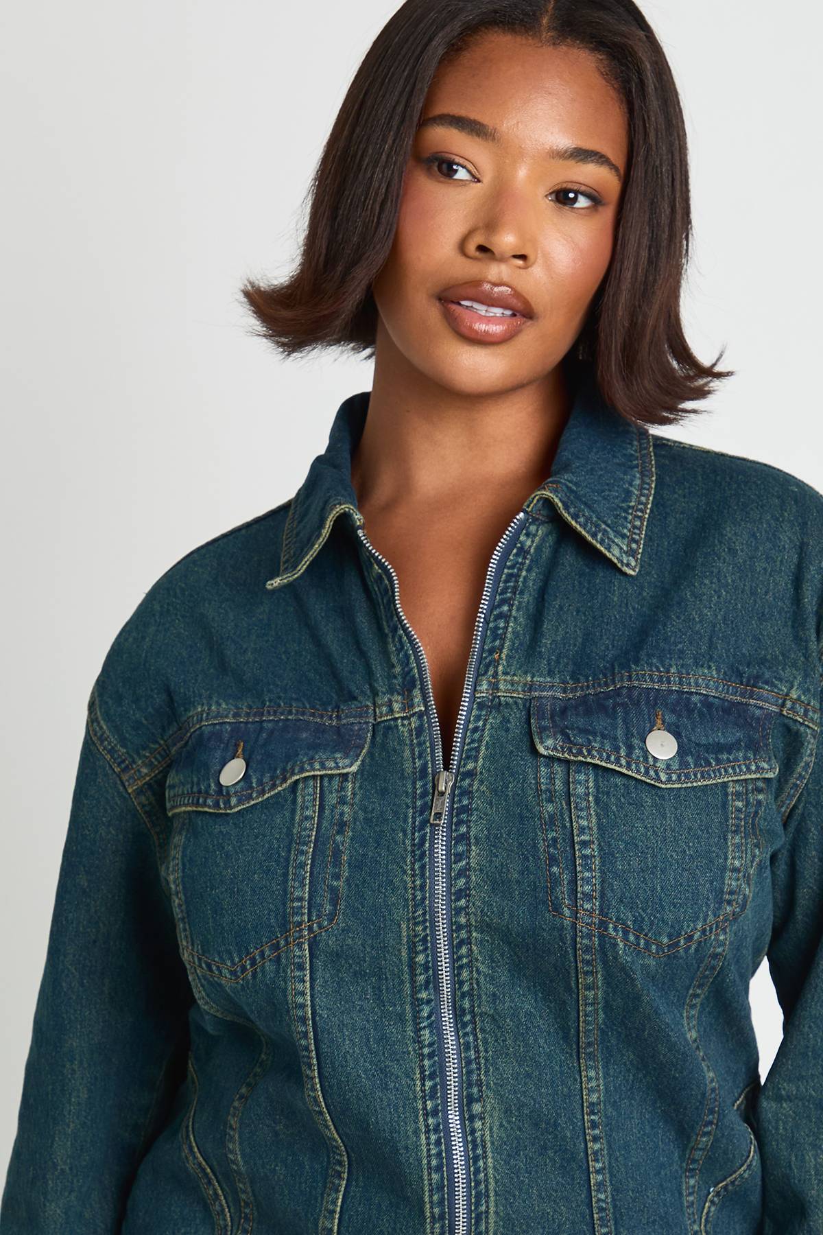 boohoo Robe chemise zippée en denim Plus