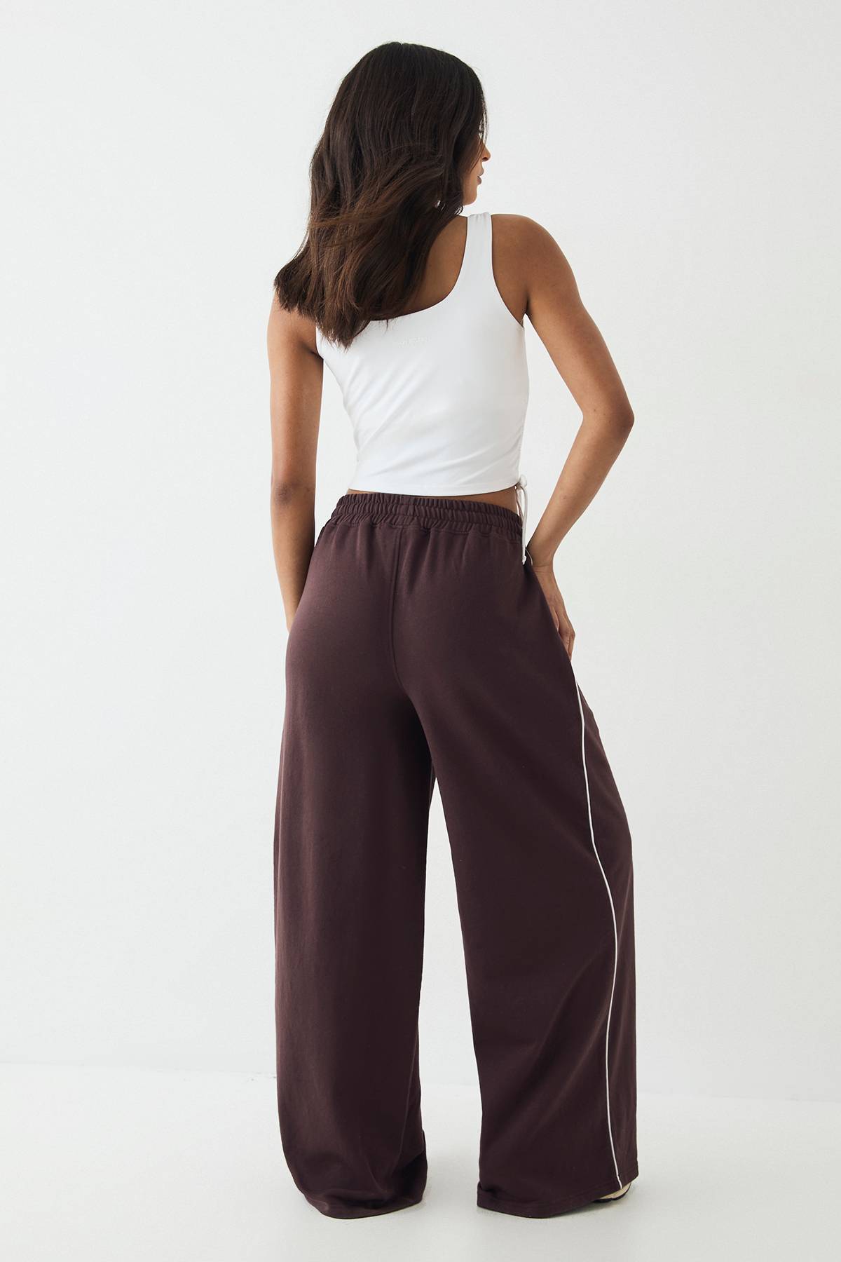 Jogging DSGN Studio à Jambes Larges Taille Moyenne avec Détails de Passepoil