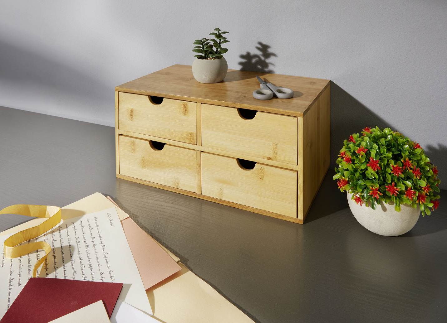 Schubladen-Schrank aus Bambus